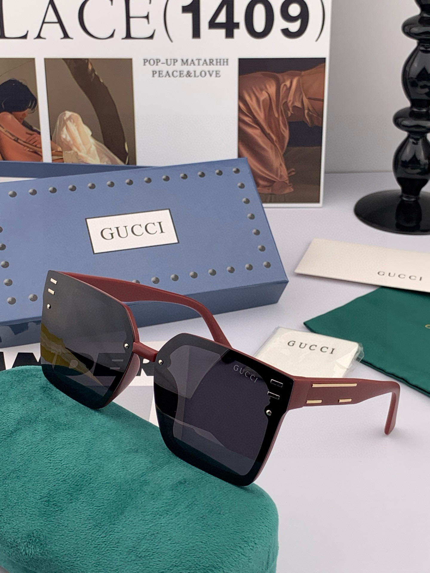 Gucci 经典的方框设计，不挑脸型，无论搭配大衣还是连衣裙都非常显气质尼龙偏光镜片预防紫外线 型号：G