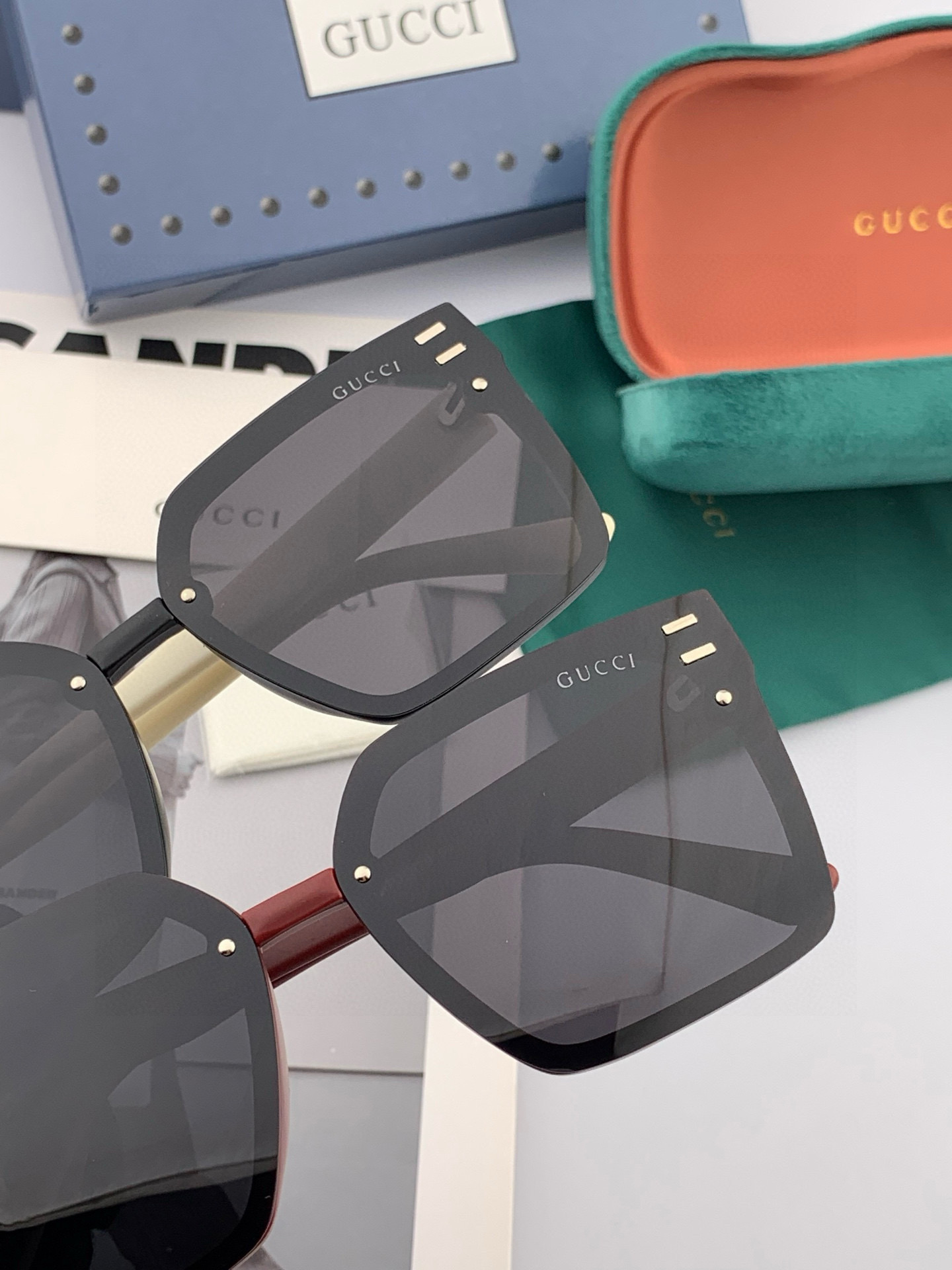 Gucci 经典的方框设计，不挑脸型，无论搭配大衣还是连衣裙都非常显气质尼龙偏光镜片预防紫外线 型号：G