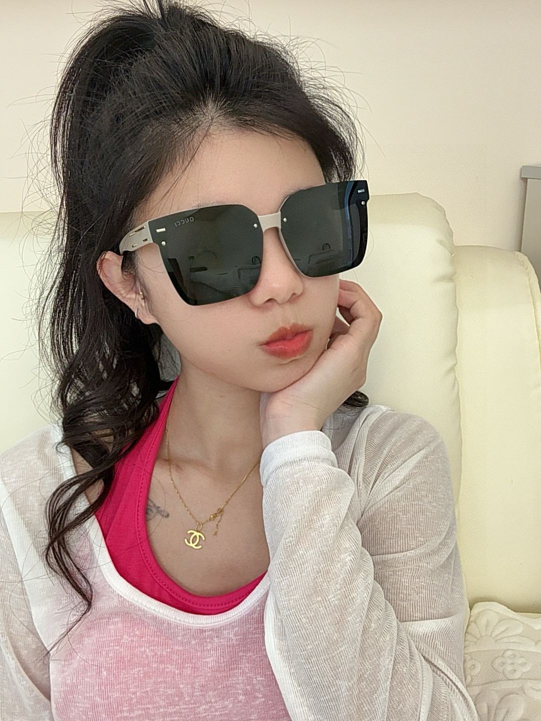 Gucci 经典的方框设计，不挑脸型，无论搭配大衣还是连衣裙都非常显气质尼龙偏光镜片预防紫外线 型号：G