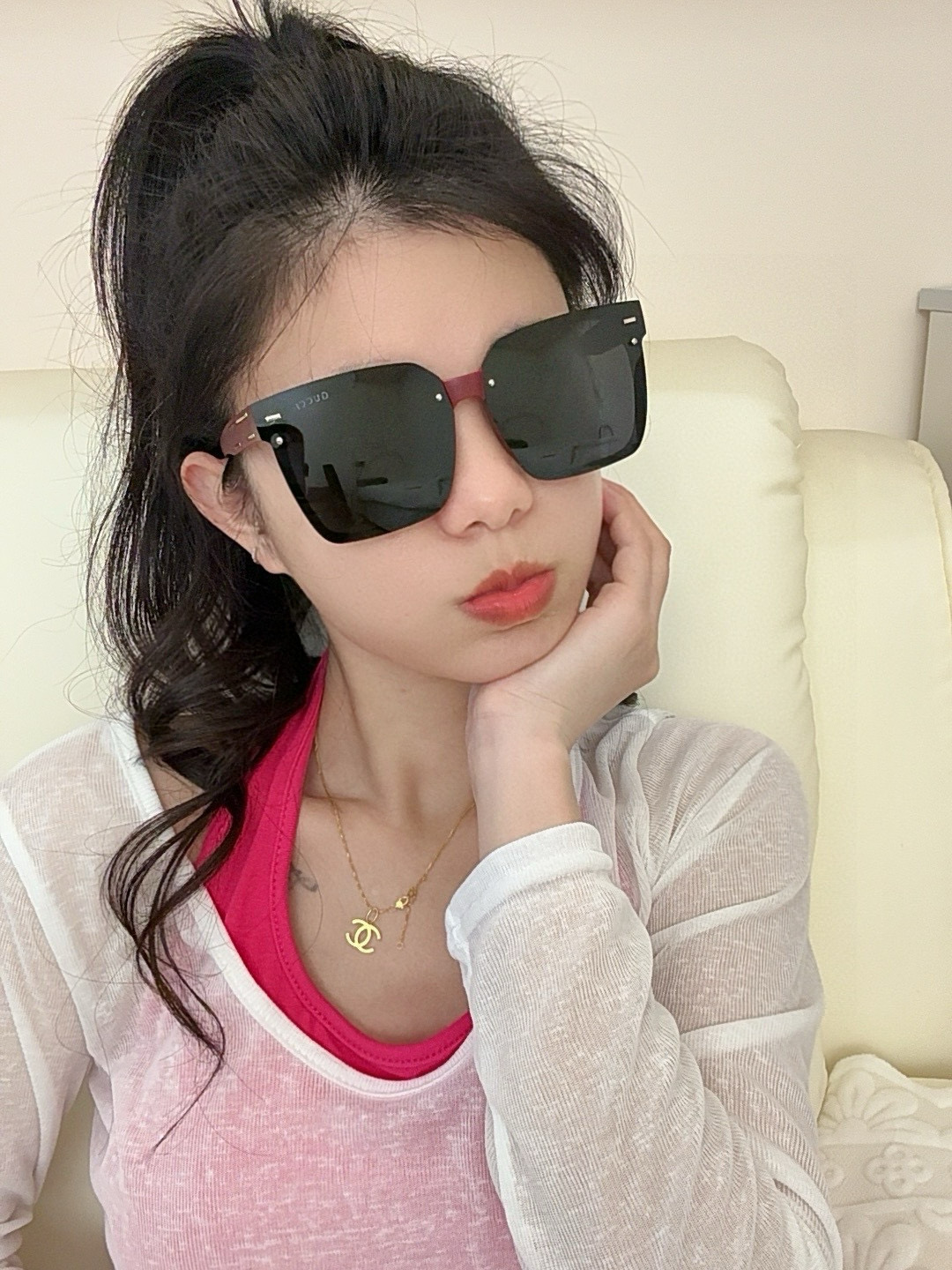 Gucci 经典的方框设计，不挑脸型，无论搭配大衣还是连衣裙都非常显气质尼龙偏光镜片预防紫外线 型号：G