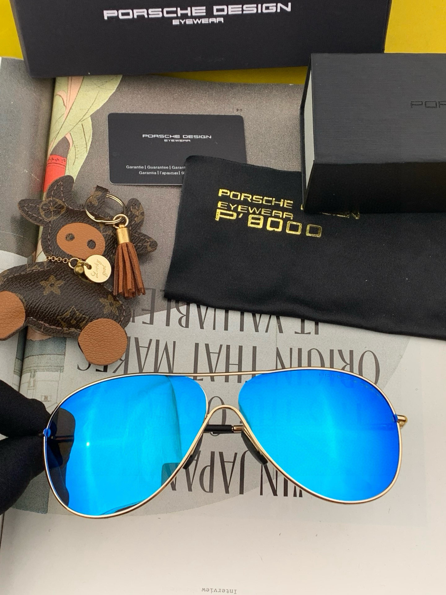 保时捷偏光金属男款方框太阳镜 材质：宝丽来高清偏光镜片。真空内镀蓝膜更好遮掩效果，夏日出行必备款。型号：