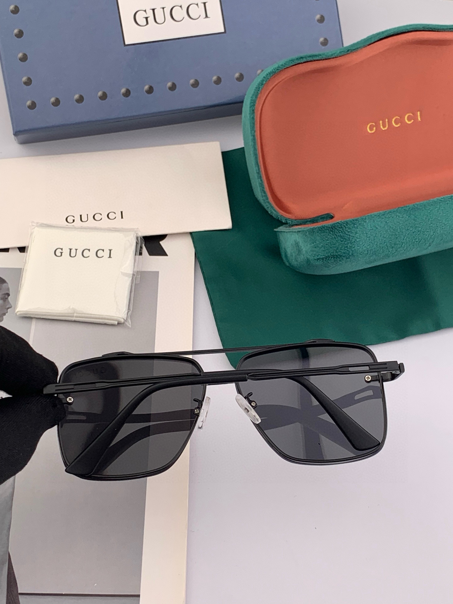 GUCCI 官网同步。 高品质男女款墨镜 👍 进口宝丽来偏光镜片 。蛤蟆镜 开车钓鱼都可 。型号：G02