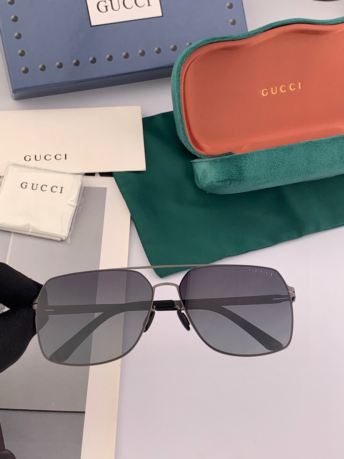 GUCCI 男款炫彩飞行员偏光太阳镜 ❤️材质：高清尼龙加厚卡槽高清偏光镜片 🌹无边框镜架💕颜 型号：G