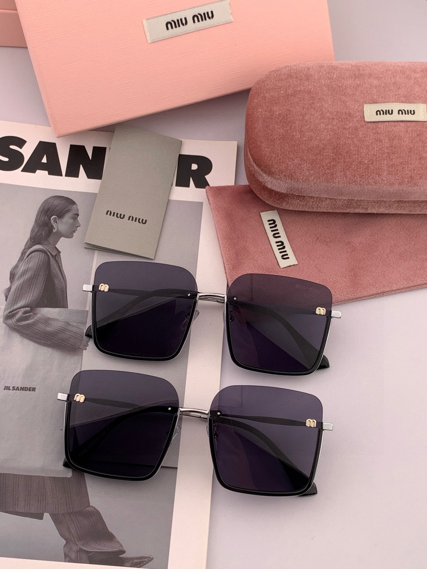 【miumiu偏光】😘新款🕶时尚高雅墨镜女士 太阳镜🥳打造沉稳架势，经典的版型与全新的创意相结👍不经意间