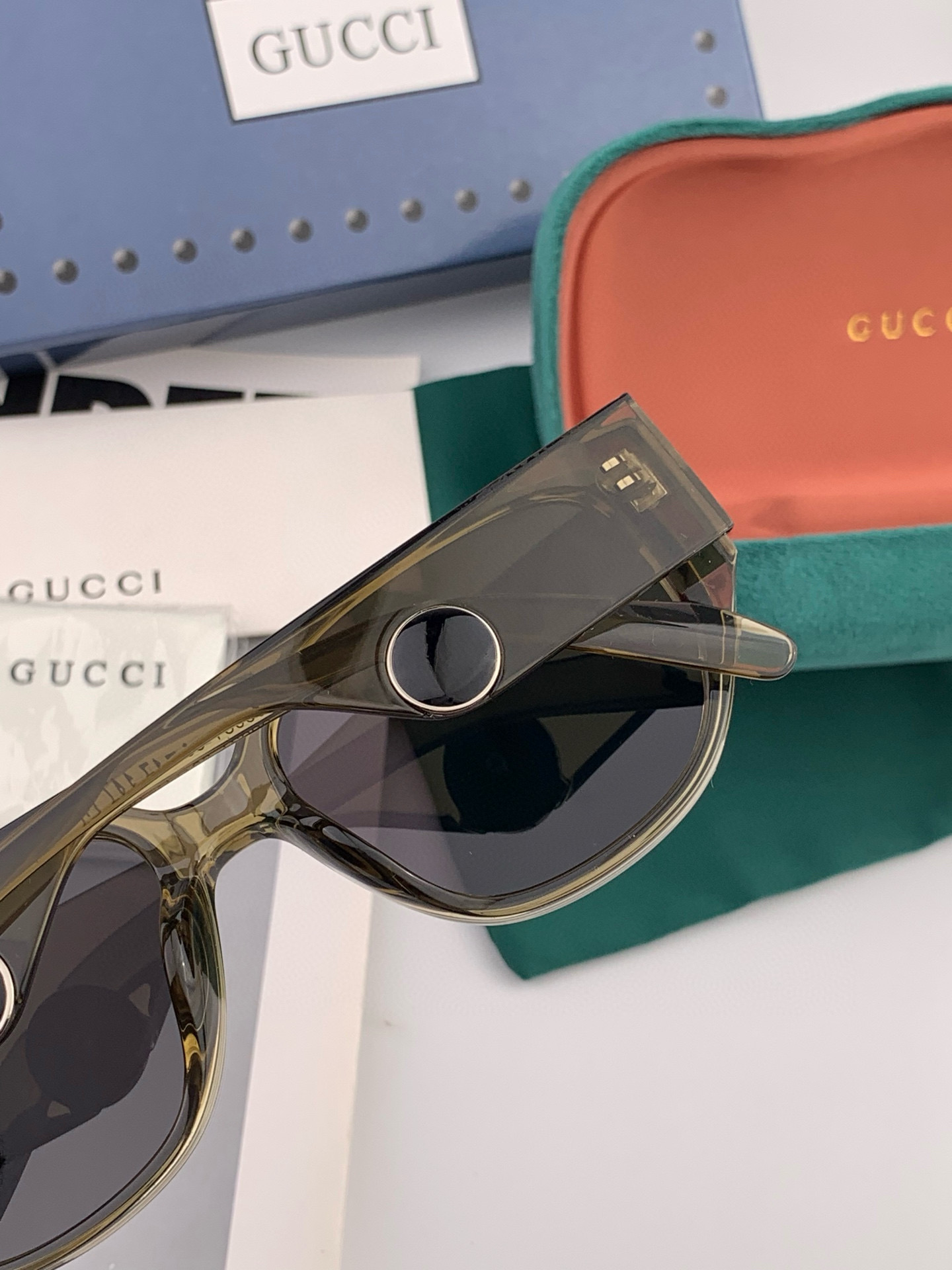 Gucci 经典的小框设计，不挑脸型，无论搭配大衣还是连衣裙都非常显气质尼龙偏光镜片预防紫外线 型号：G