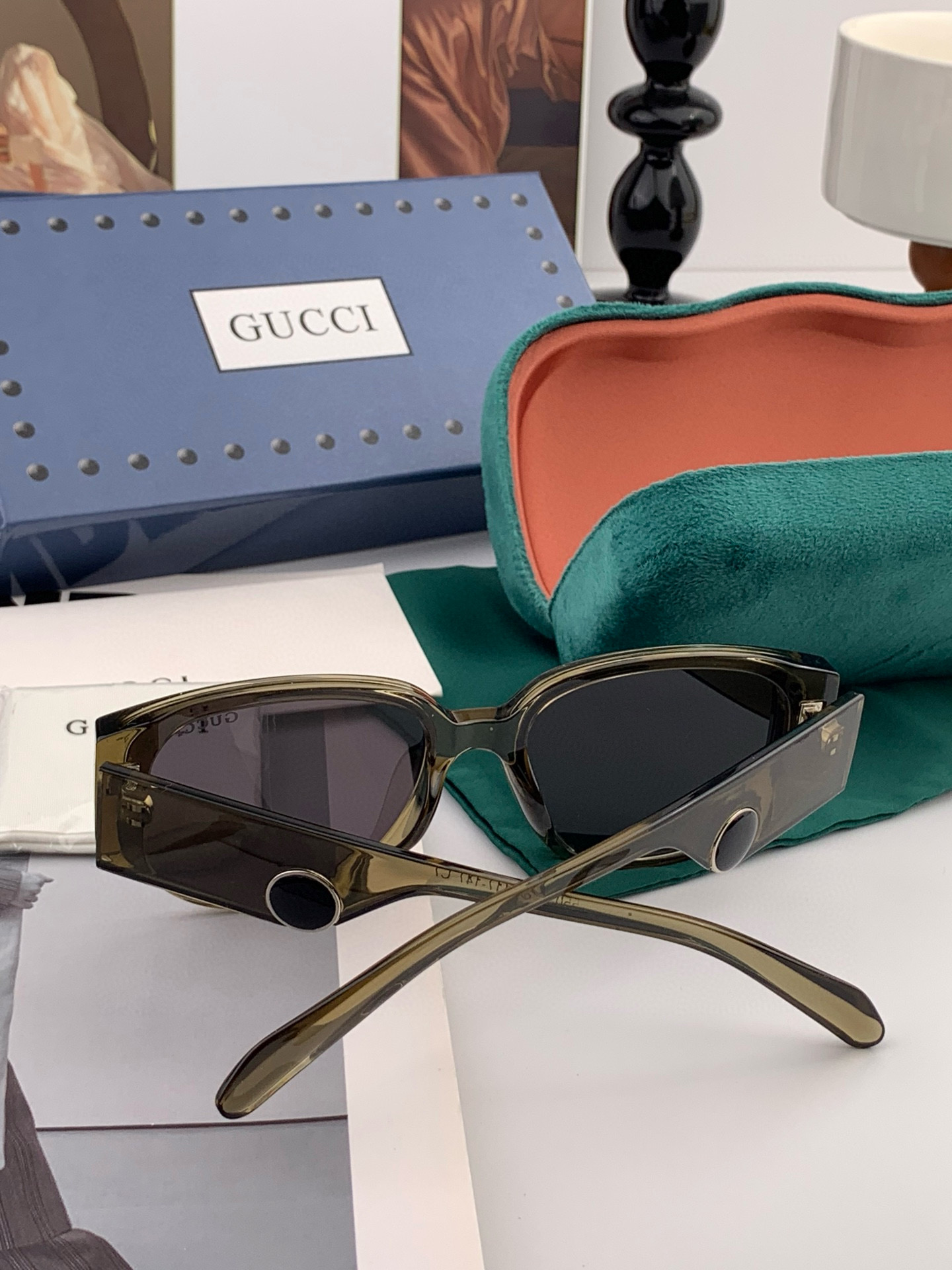 Gucci 经典的小框设计，不挑脸型，无论搭配大衣还是连衣裙都非常显气质尼龙偏光镜片预防紫外线 型号：G