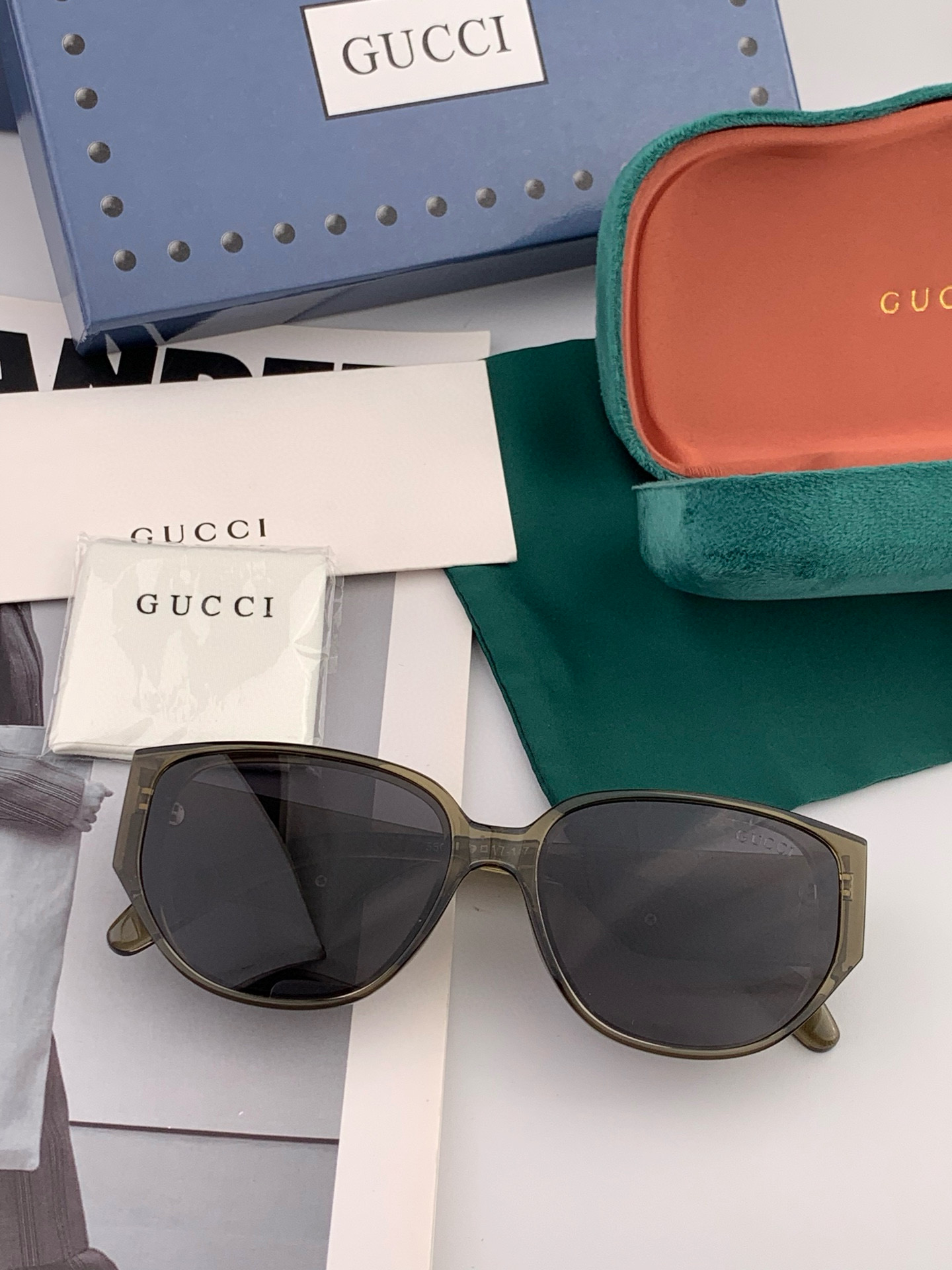 Gucci 经典的小框设计，不挑脸型，无论搭配大衣还是连衣裙都非常显气质尼龙偏光镜片预防紫外线 型号：G