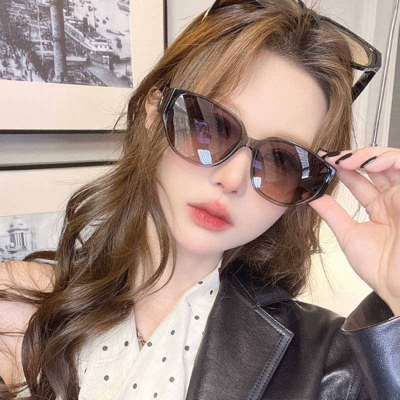 Gucci 经典的小框设计，不挑脸型，无论搭配大衣还是连衣裙都非常显气质尼龙偏光镜片预防紫外线 型号：G