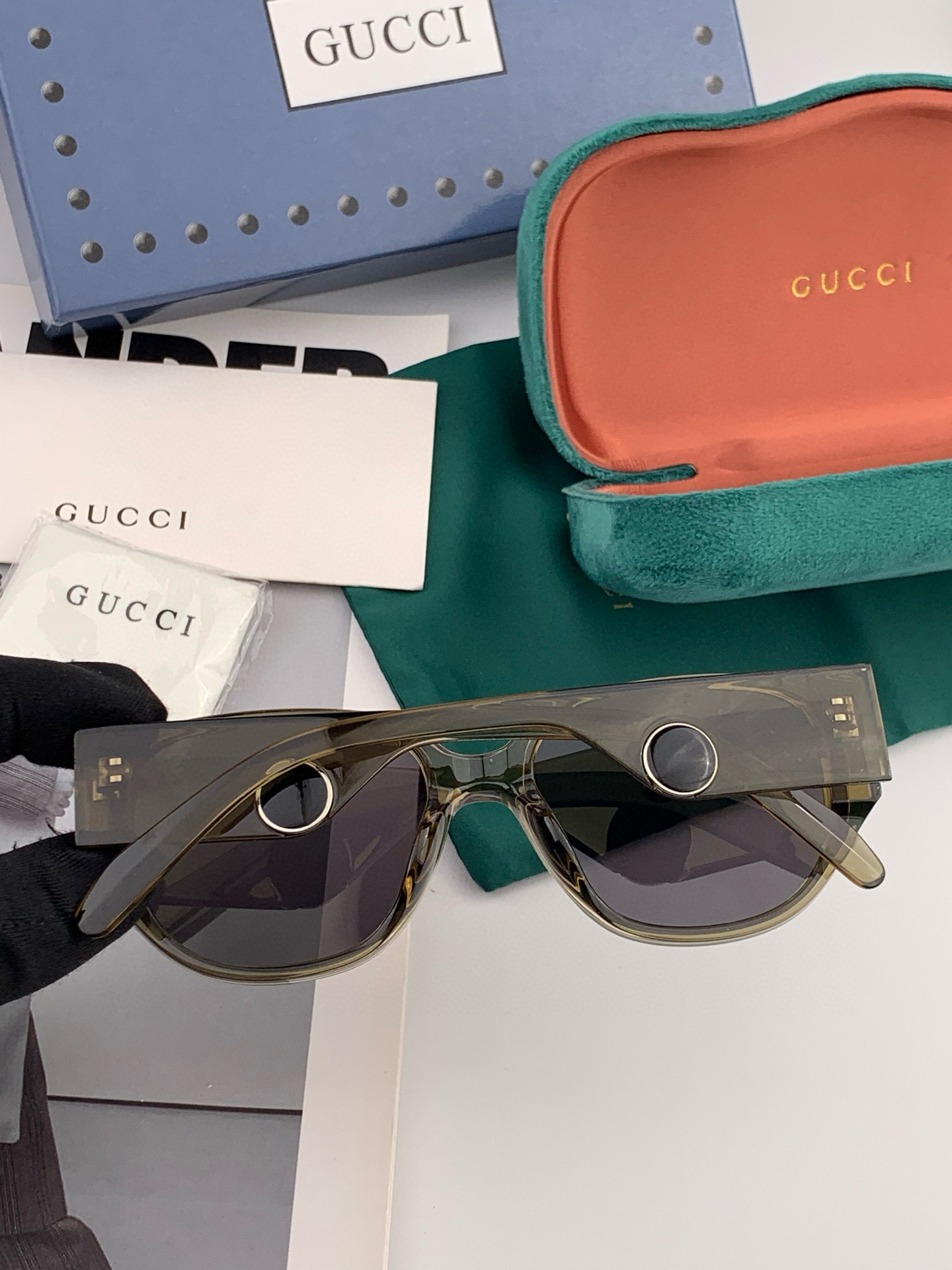 Gucci 经典的小框设计，不挑脸型，无论搭配大衣还是连衣裙都非常显气质尼龙偏光镜片预防紫外线 型号：G