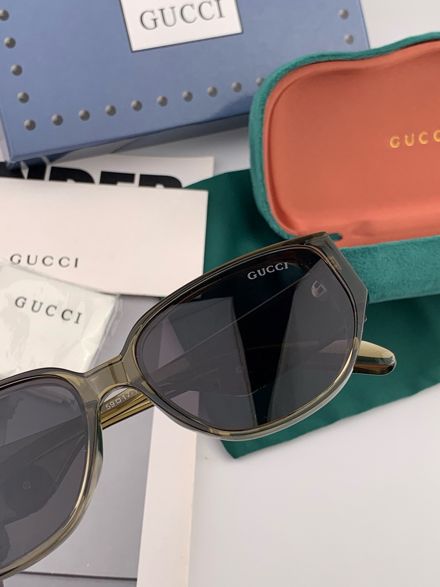 Gucci 经典的小框设计，不挑脸型，无论搭配大衣还是连衣裙都非常显气质尼龙偏光镜片预防紫外线 型号：G