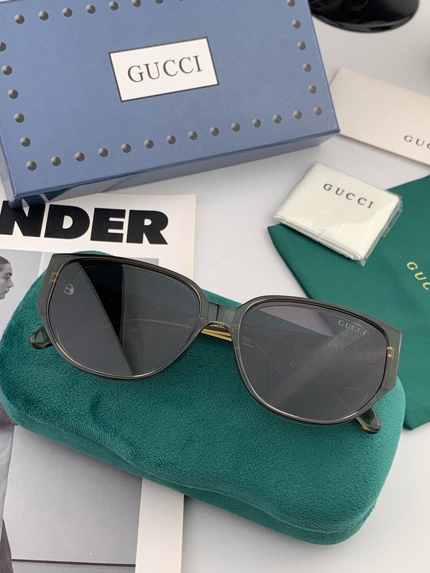 Gucci 经典的小框设计，不挑脸型，无论搭配大衣还是连衣裙都非常显气质尼龙偏光镜片预防紫外线 型号：G