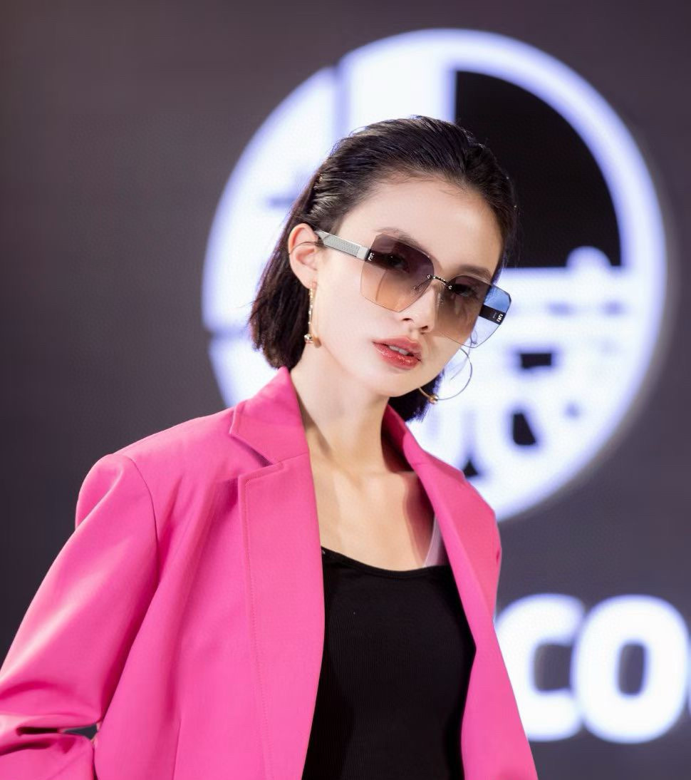 🔺 【芬迪】2025开春新款 潮流爆款 时尚方框偏光太阳镜 高品质 佩戴舒适 网红潮款墨镜 女士高清偏光