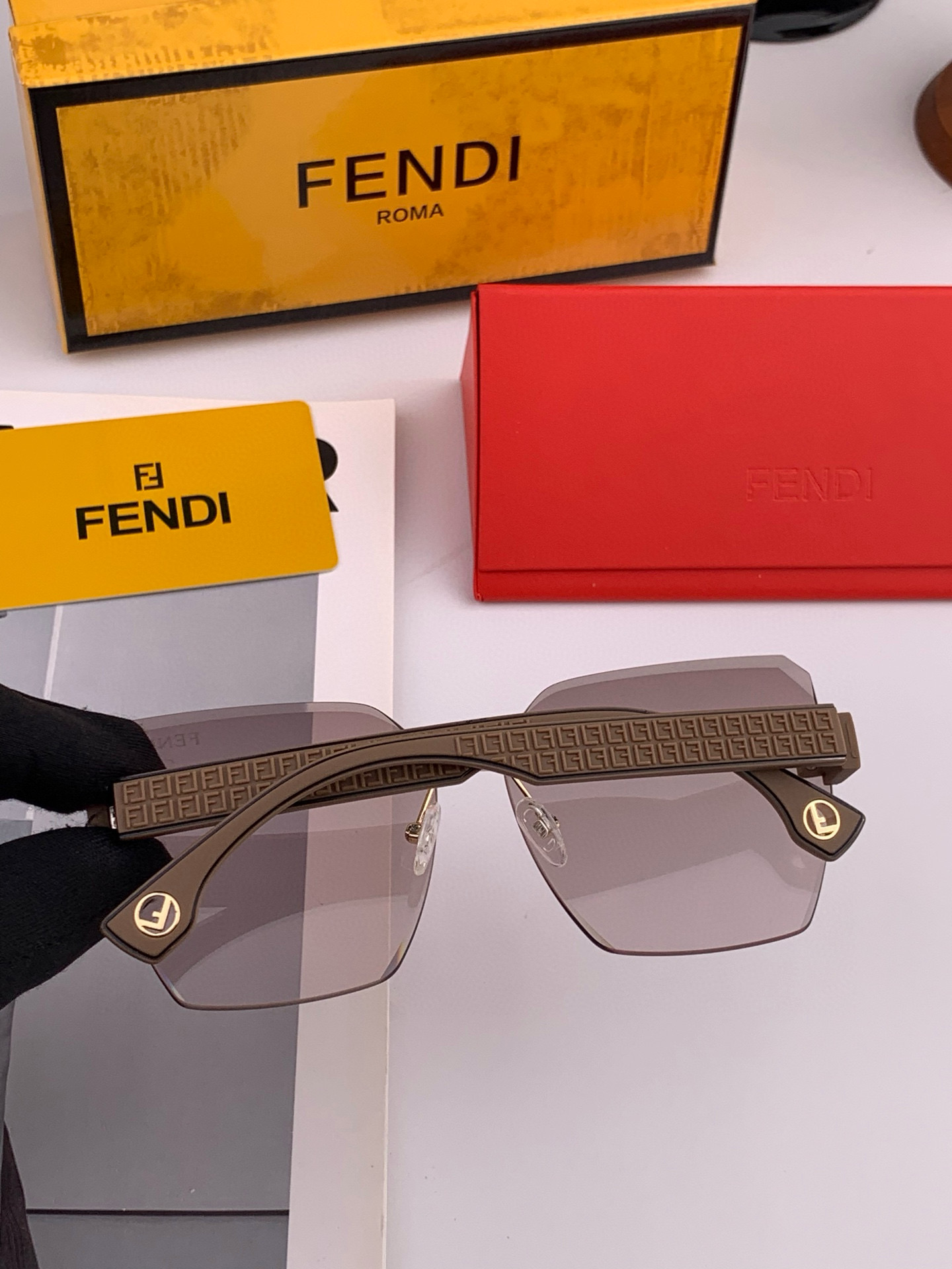 🔺 【芬迪】2025开春新款 潮流爆款 时尚方框偏光太阳镜 高品质 佩戴舒适 网红潮款墨镜 女士高清偏光