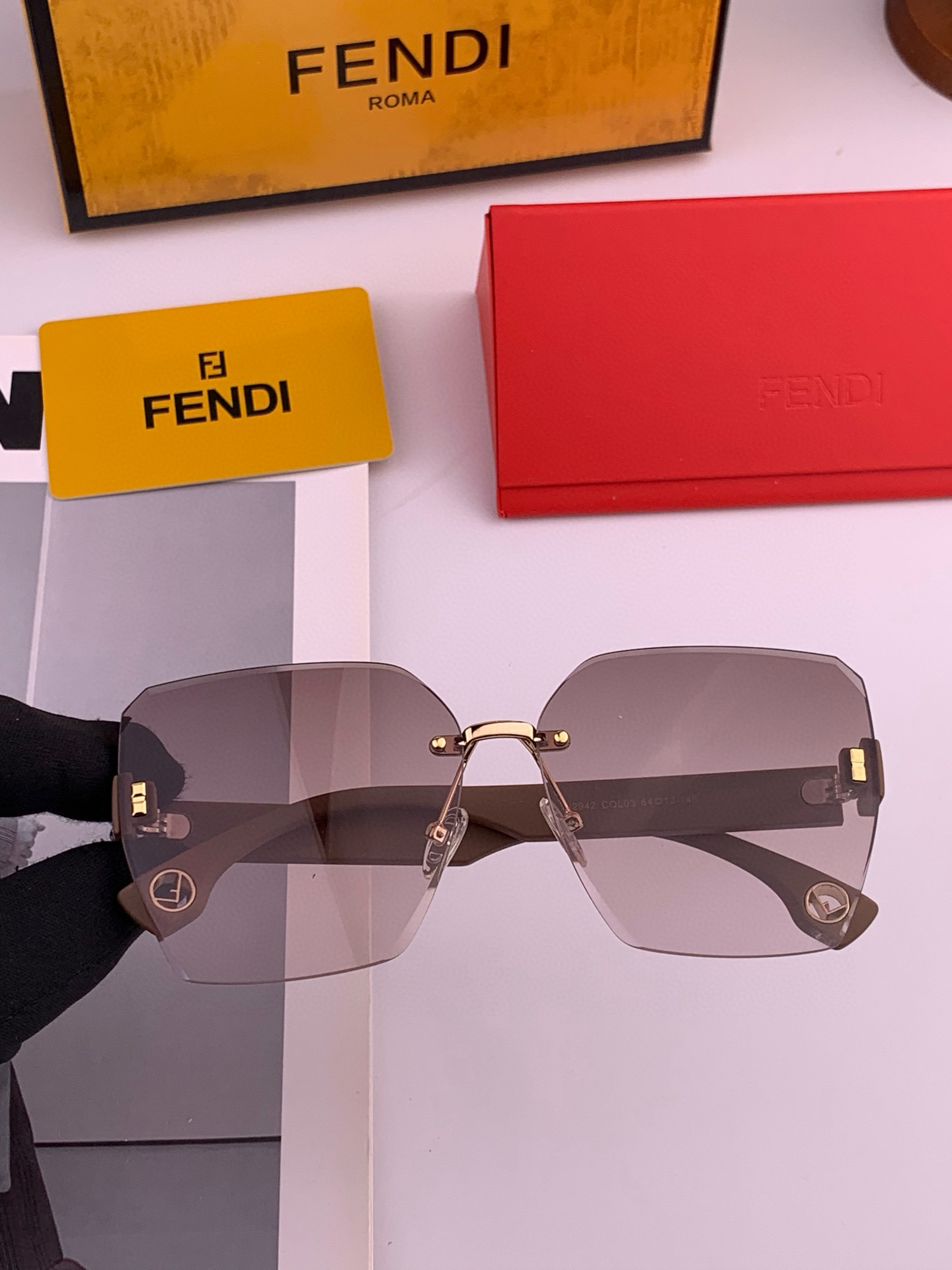 🔺 【芬迪】2025开春新款 潮流爆款 时尚方框偏光太阳镜 高品质 佩戴舒适 网红潮款墨镜 女士高清偏光