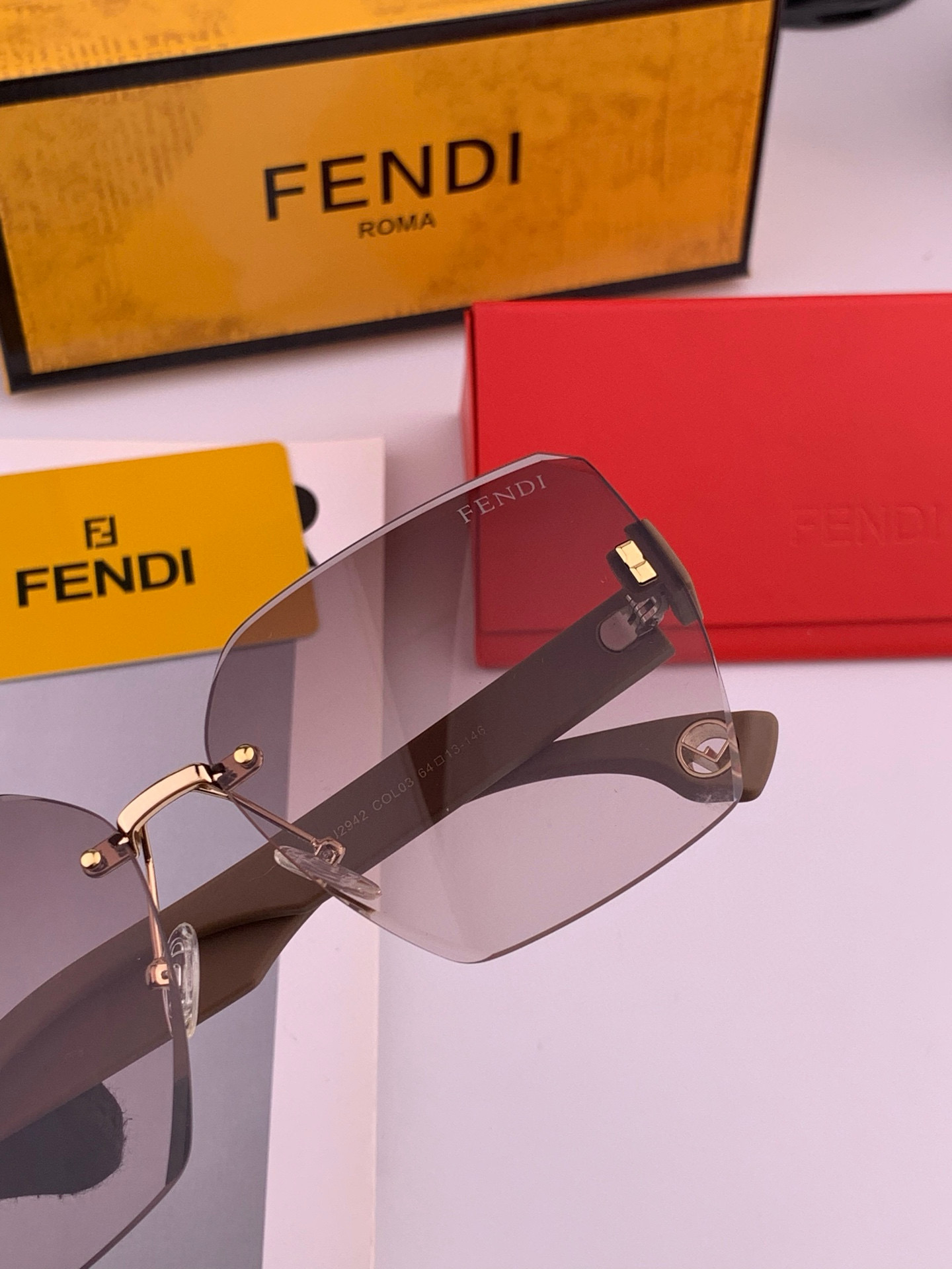 🔺 【芬迪】2025开春新款 潮流爆款 时尚方框偏光太阳镜 高品质 佩戴舒适 网红潮款墨镜 女士高清偏光