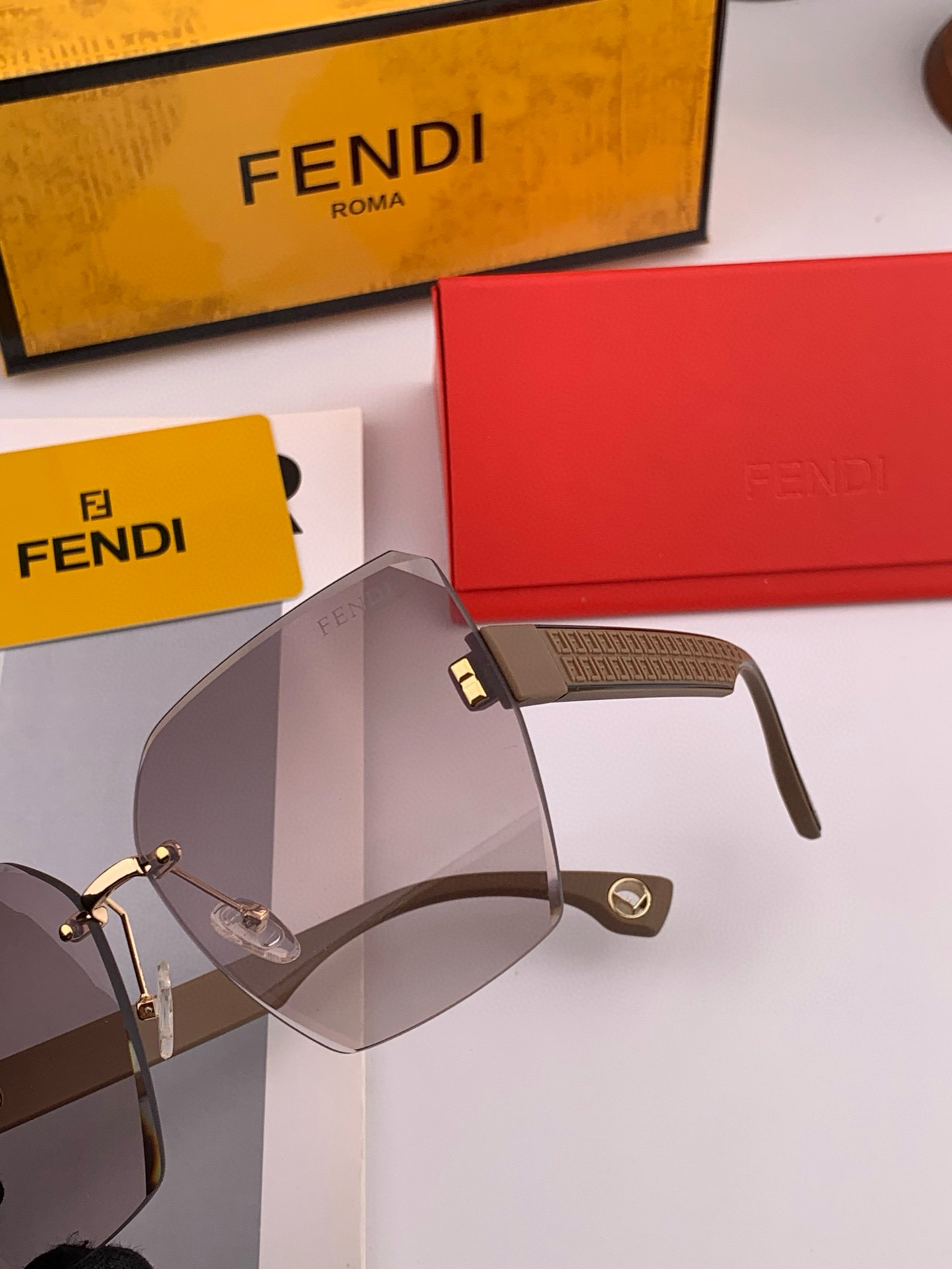 🔺 【芬迪】2025开春新款 潮流爆款 时尚方框偏光太阳镜 高品质 佩戴舒适 网红潮款墨镜 女士高清偏光