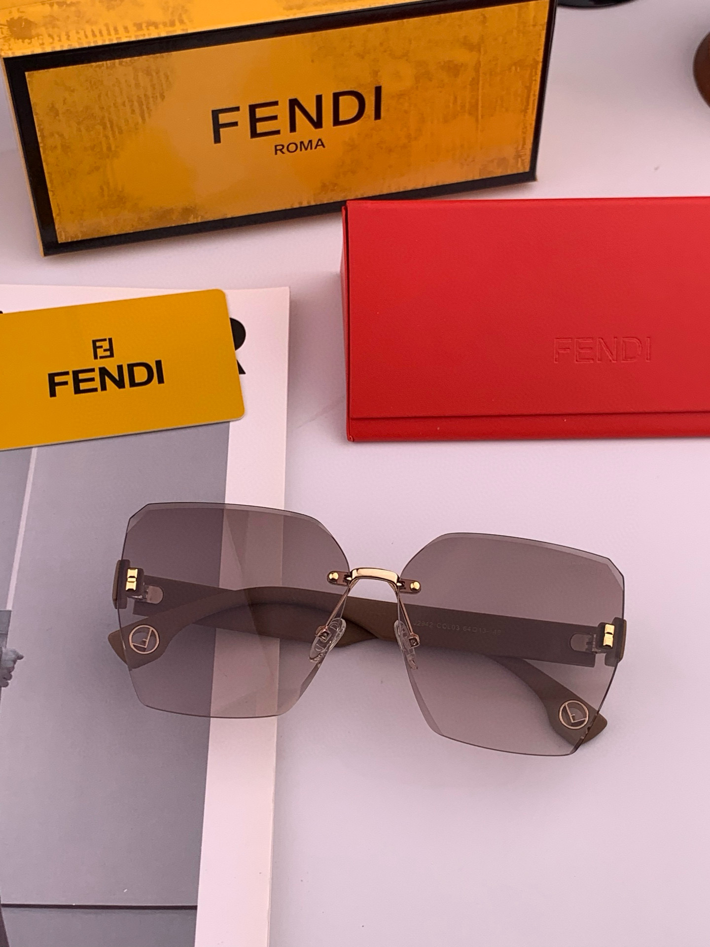 🔺 【芬迪】2025开春新款 潮流爆款 时尚方框偏光太阳镜 高品质 佩戴舒适 网红潮款墨镜 女士高清偏光