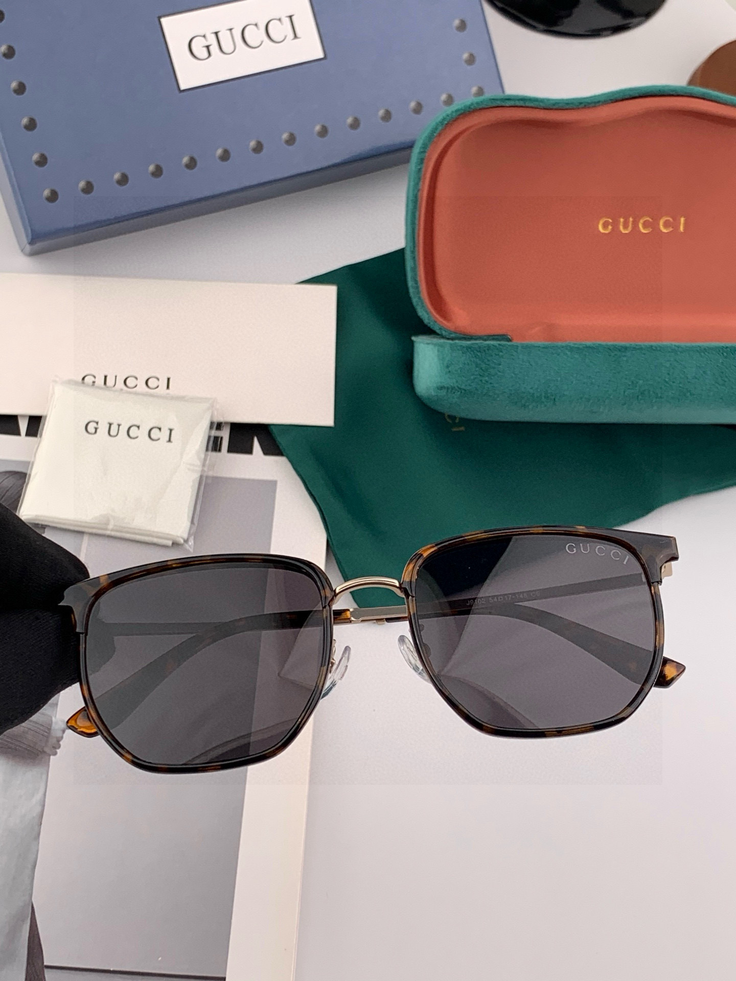 Gucci 。 高品质男女款墨镜 👍 进口宝丽来偏光镜片 。蛤蟆镜 开车钓鱼都可 。百搭显瘦墨镜韩版男士