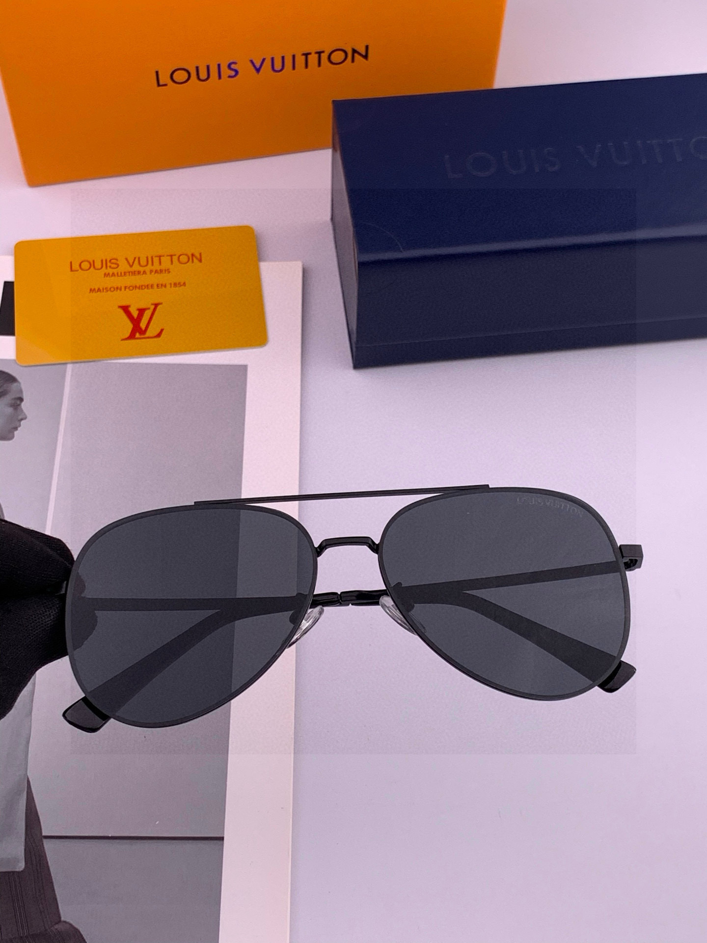 LV 男款炫彩飞行员偏光太阳镜 ❤️材质：高清尼龙加厚卡槽高清偏光镜片 🌹无边框镜架💕颜👍型号：L189
