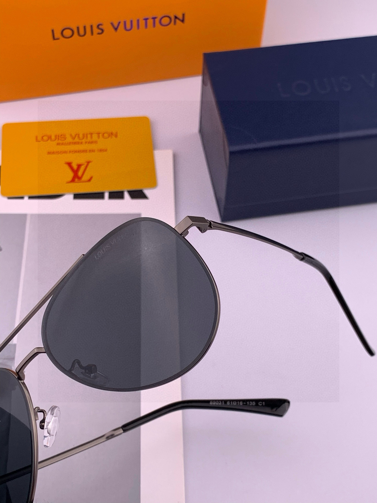 LV 男款炫彩飞行员偏光太阳镜 ❤️材质：高清尼龙加厚卡槽高清偏光镜片 🌹无边框镜架💕颜👍型号：L189