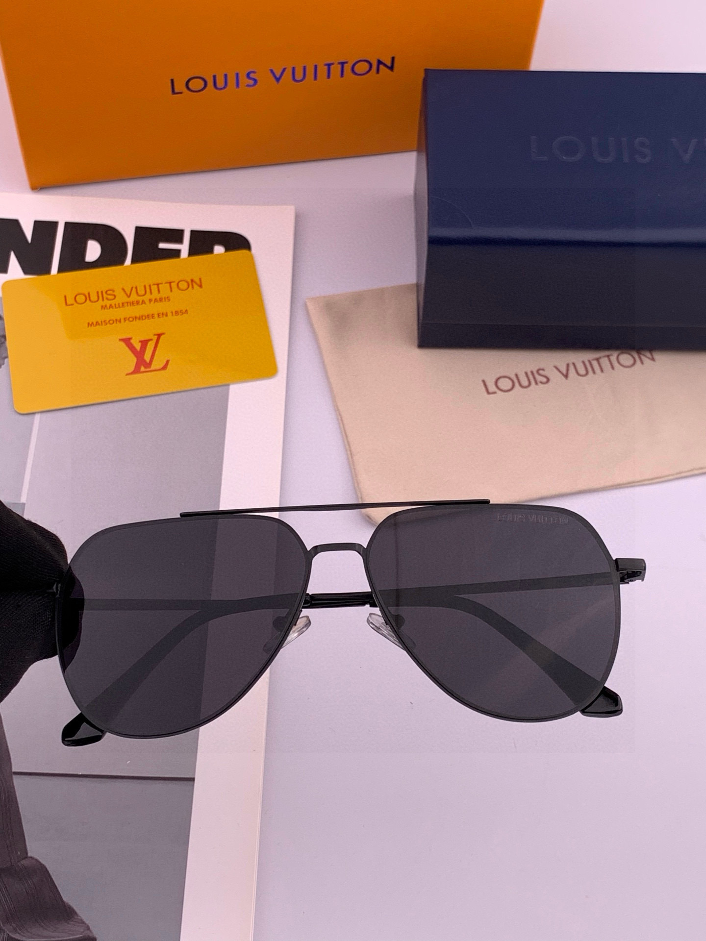 ♦️LV 2025新款男女情侣款太阳镜多边形墨镜iP电镀永不褪色 超轻超有弹性整幅眼镜无螺丝重要的是压不