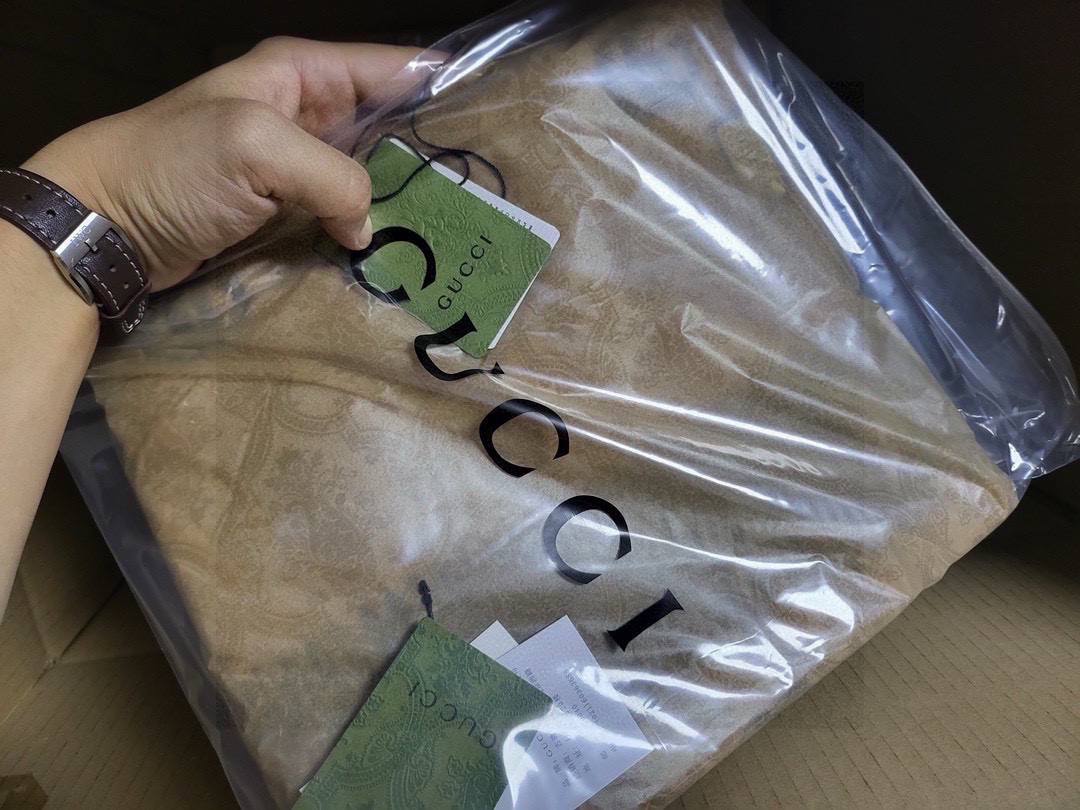 没见过吧，很少有人在柜里见过这条围巾😳当时发售的时候内地给的就特别少，原版是客户在日本中古店买到的❗所以