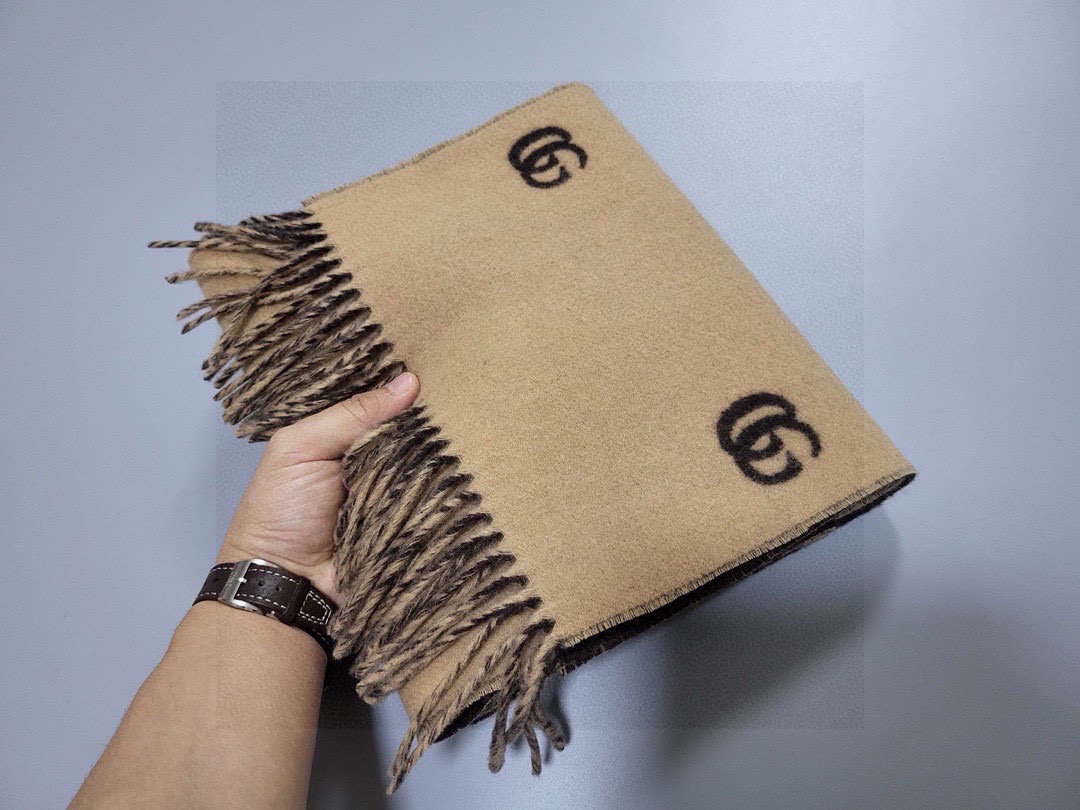 没见过吧，很少有人在柜里见过这条围巾😳当时发售的时候内地给的就特别少，原版是客户在日本中古店买到的❗所以