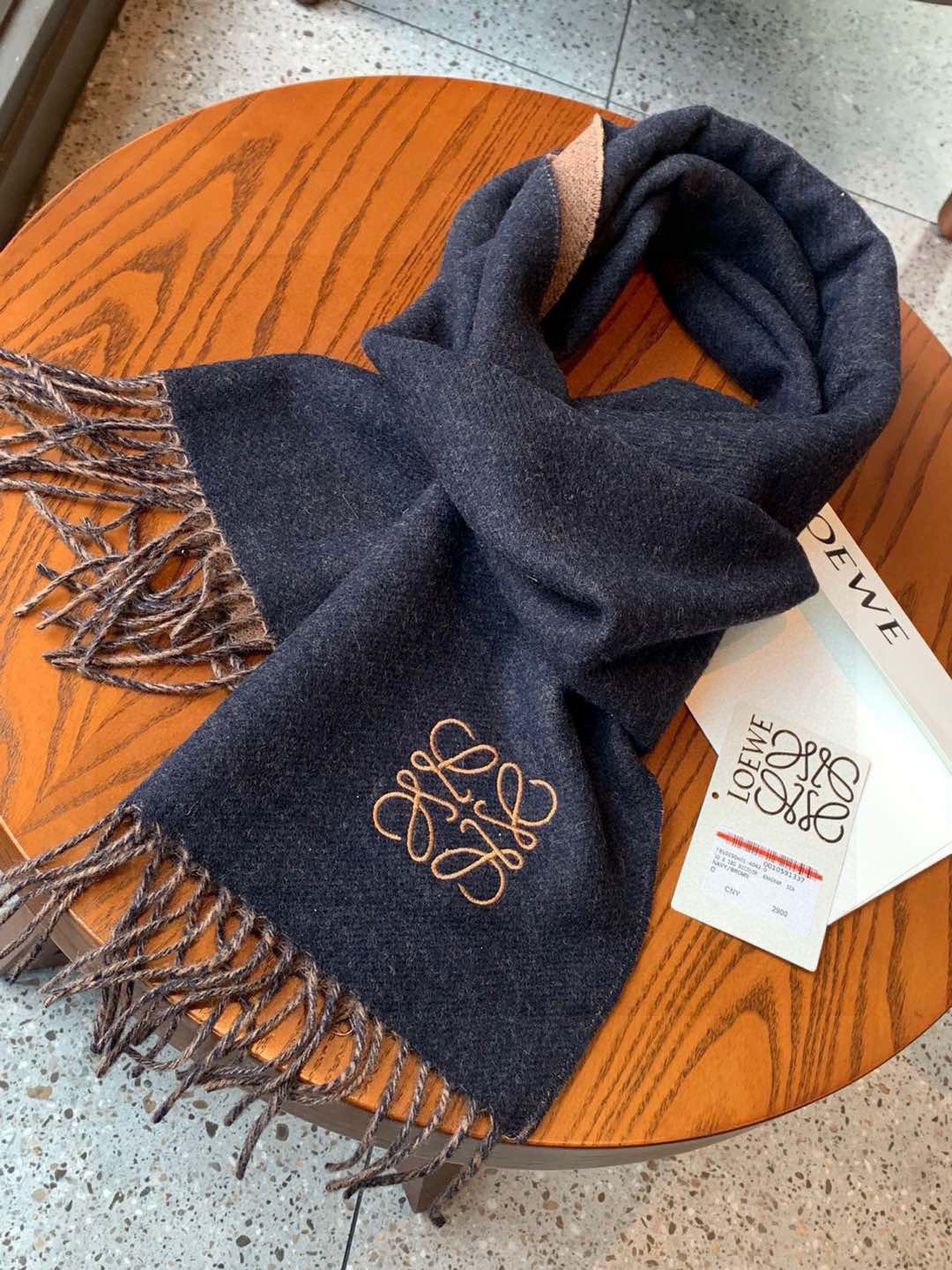 没见过吧，很少有人在柜里见过这条围巾😳当时发售的时候内地给的就特别少，原版是客户在日本中古店买到的❗所以