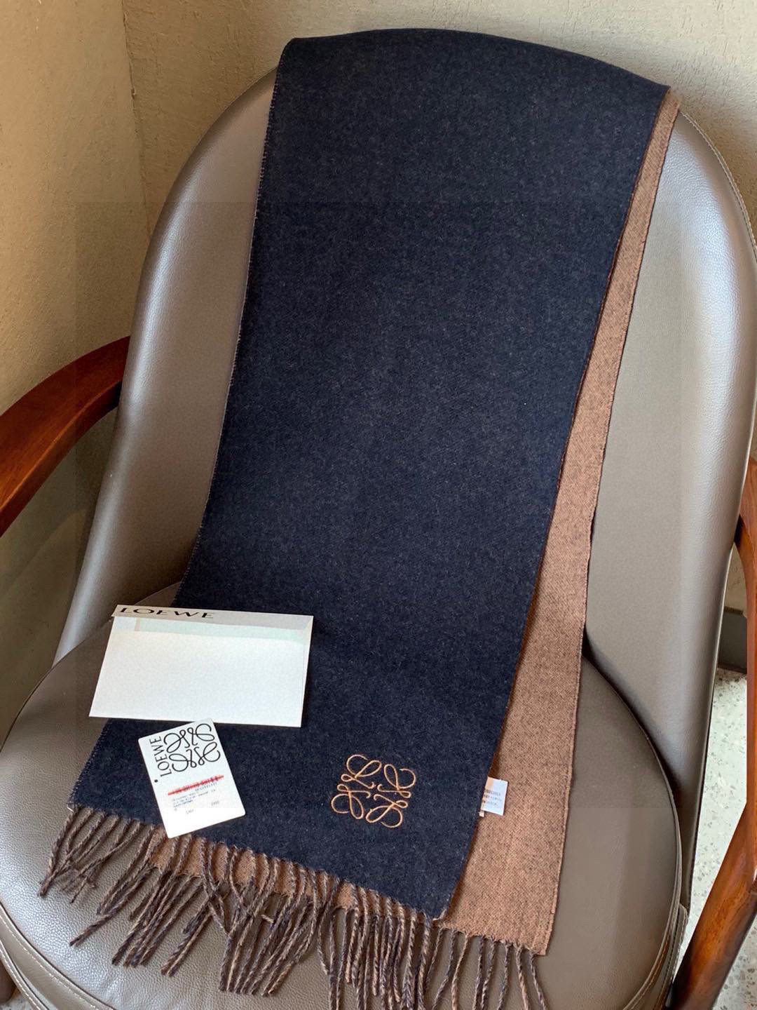 没见过吧，很少有人在柜里见过这条围巾😳当时发售的时候内地给的就特别少，原版是客户在日本中古店买到的❗所以