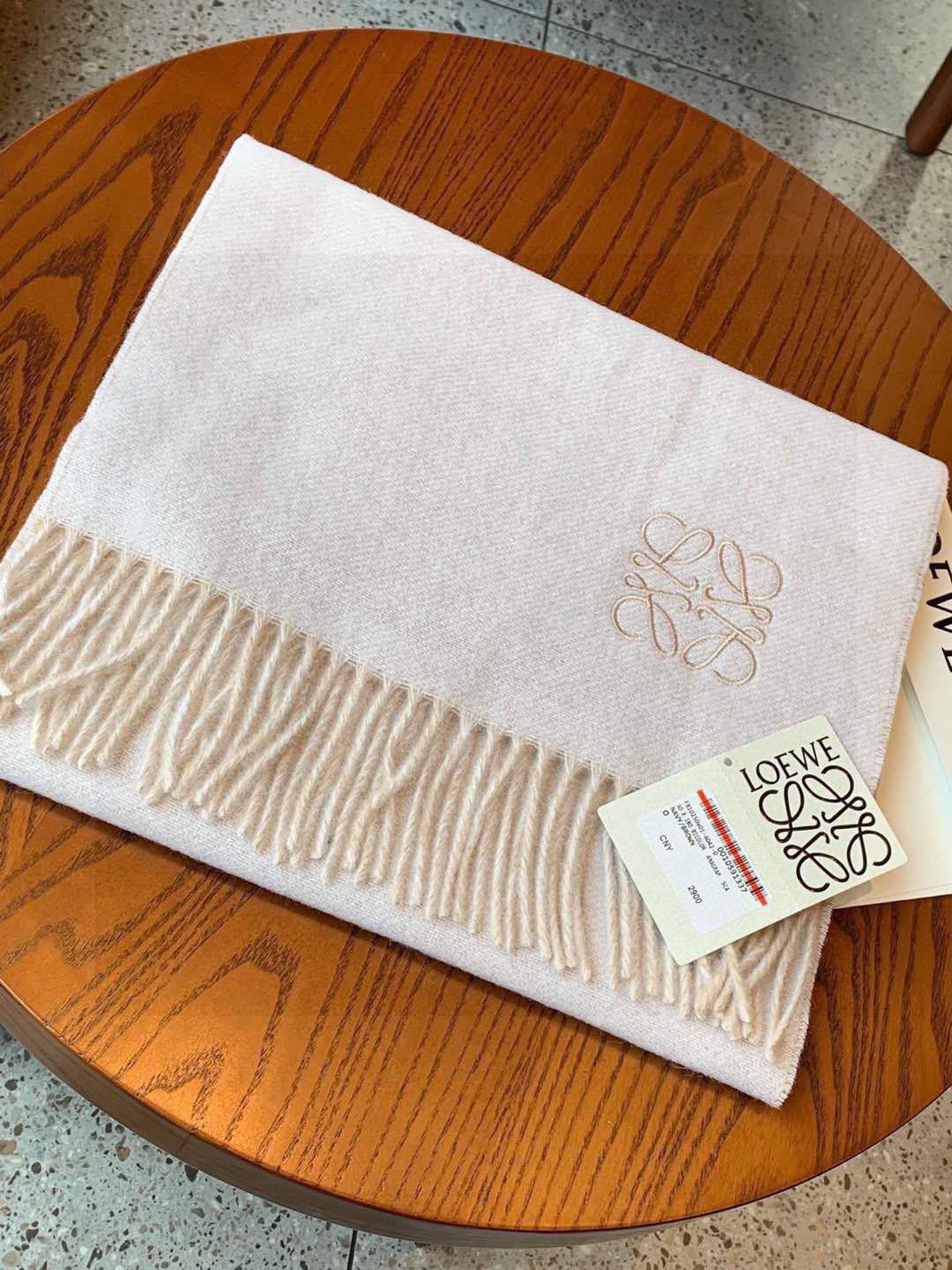 没见过吧，很少有人在柜里见过这条围巾😳当时发售的时候内地给的就特别少，原版是客户在日本中古店买到的❗所以