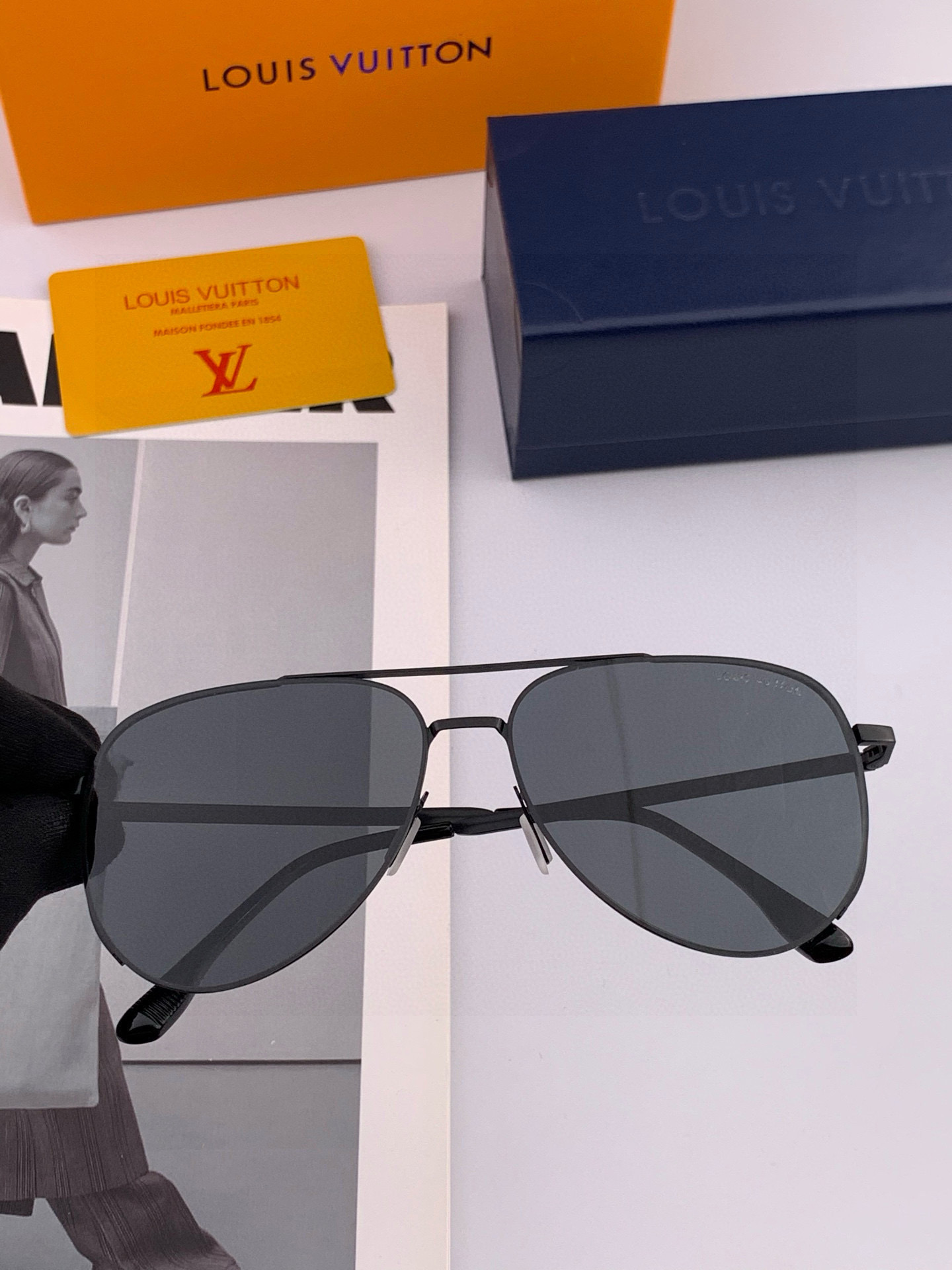 LV 男款炫彩飞行员偏光太阳镜 ❤️材质：高清尼龙加厚卡槽高清偏光镜片 🌹无边框镜架💕颜👍型号：L189