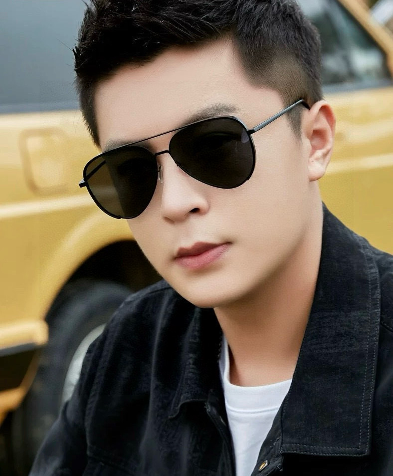 LV 男款炫彩飞行员偏光太阳镜 ❤️材质：高清尼龙加厚卡槽高清偏光镜片 🌹无边框镜架💕颜👍型号：L189