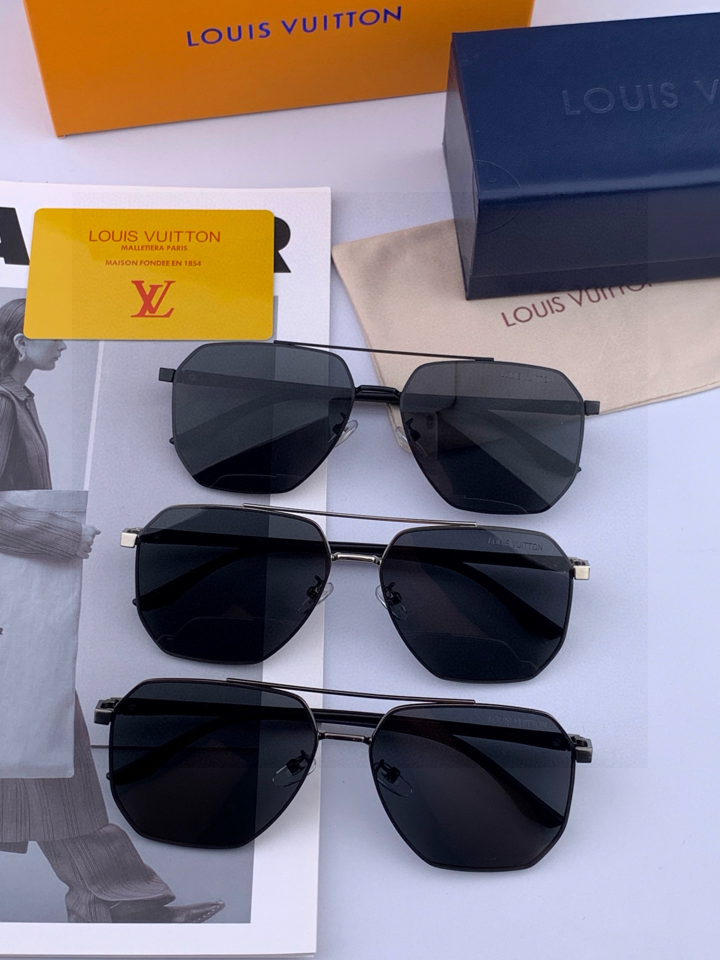 LV 男款炫彩飞行员偏光太阳镜 ❤️材质：高清尼龙加厚卡槽高清偏光镜片 🌹无边框镜架💕颜👍型号：L889