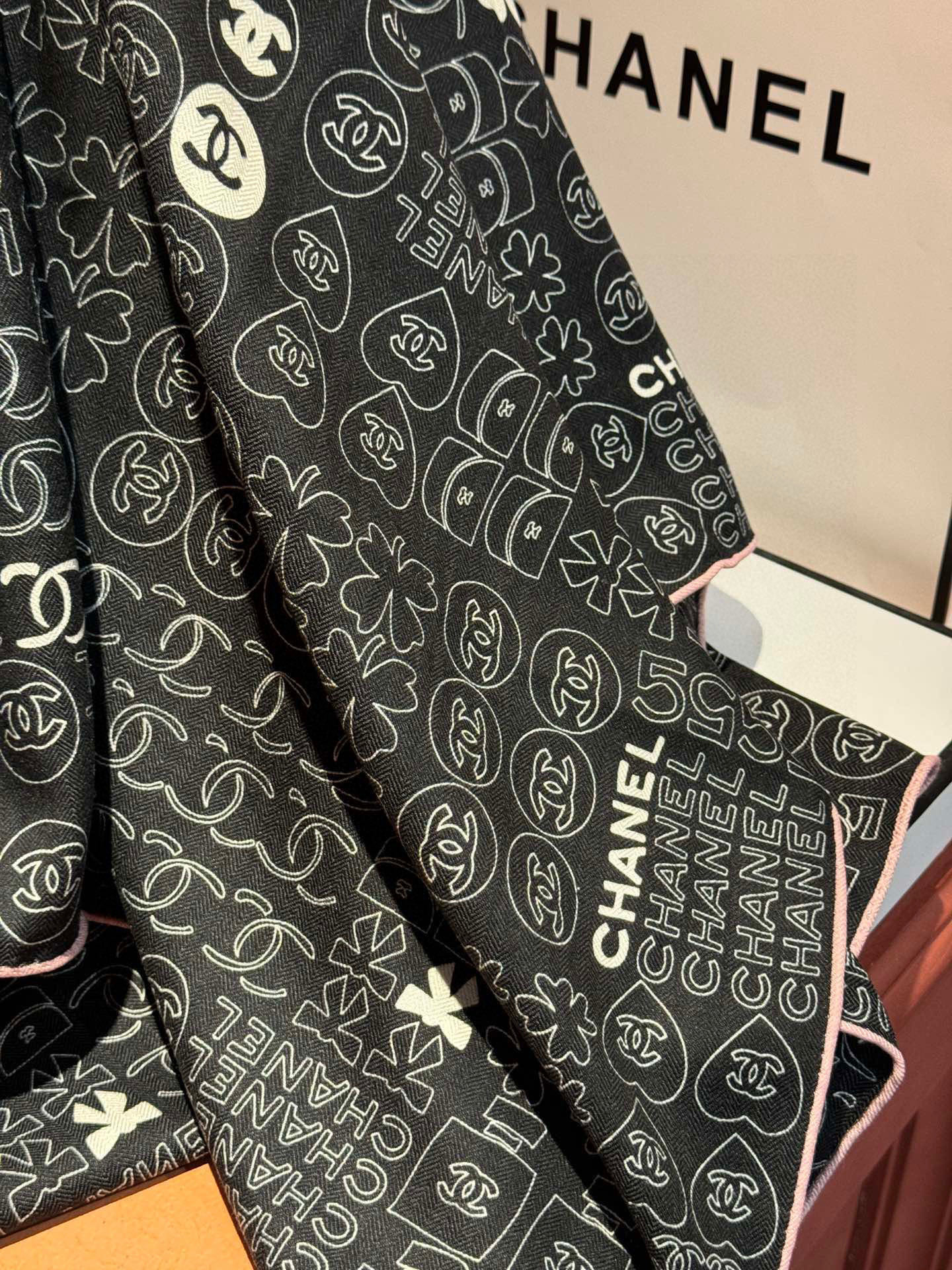 上新❤️【2025Chanel】 经典茶花优雅Coco风，Chanel最新菱格丝绒大方巾~气质到骨子里，