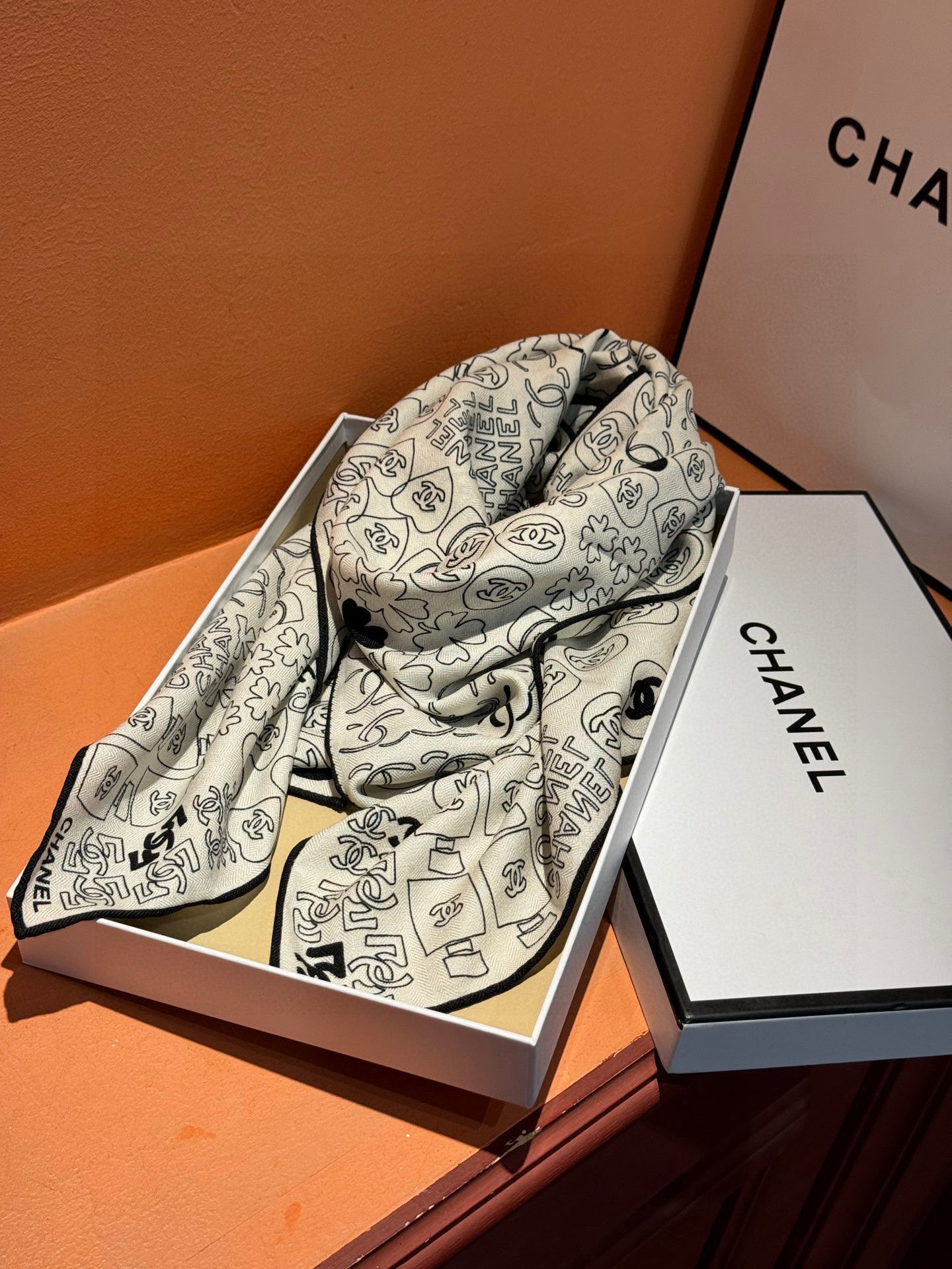 上新❤️【2025Chanel】 经典茶花优雅Coco风，Chanel最新菱格丝绒大方巾~气质到骨子里，