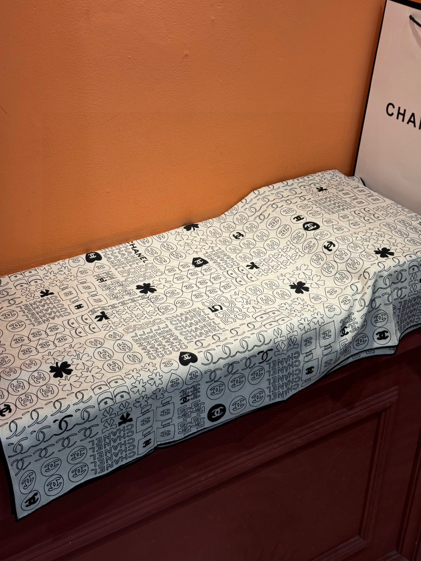 上新❤️【2025Chanel】 经典茶花优雅Coco风，Chanel最新菱格丝绒大方巾~气质到骨子里，