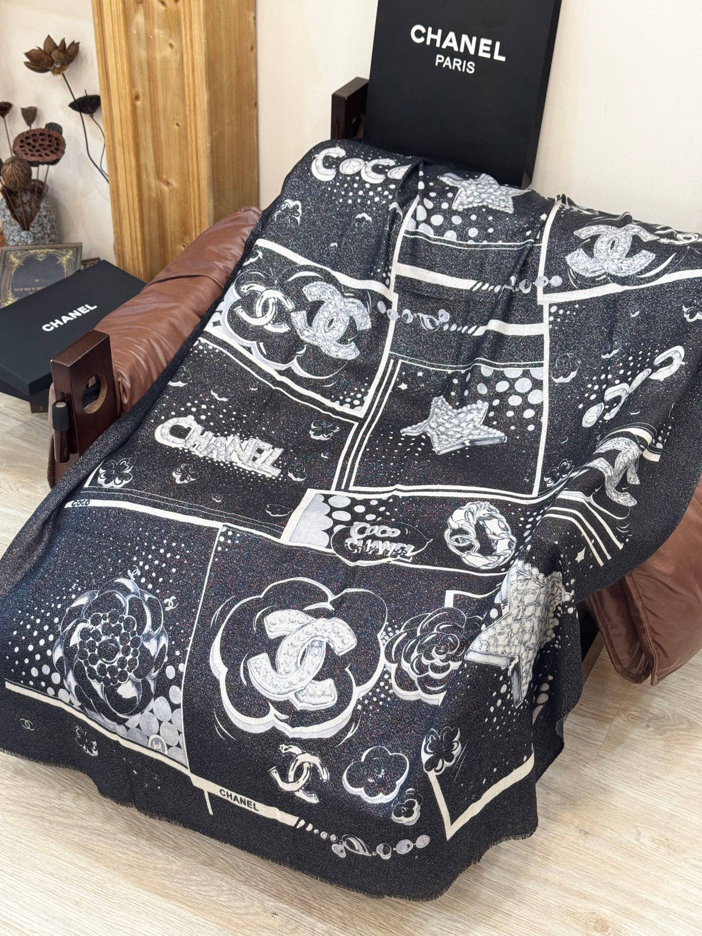 会发光发亮的围巾💟香奶奶专柜上新客供羊绒长巾👑👑 卖的超爆的，亮晶晶✨的银丝上身才会知道她的美，洋气、大