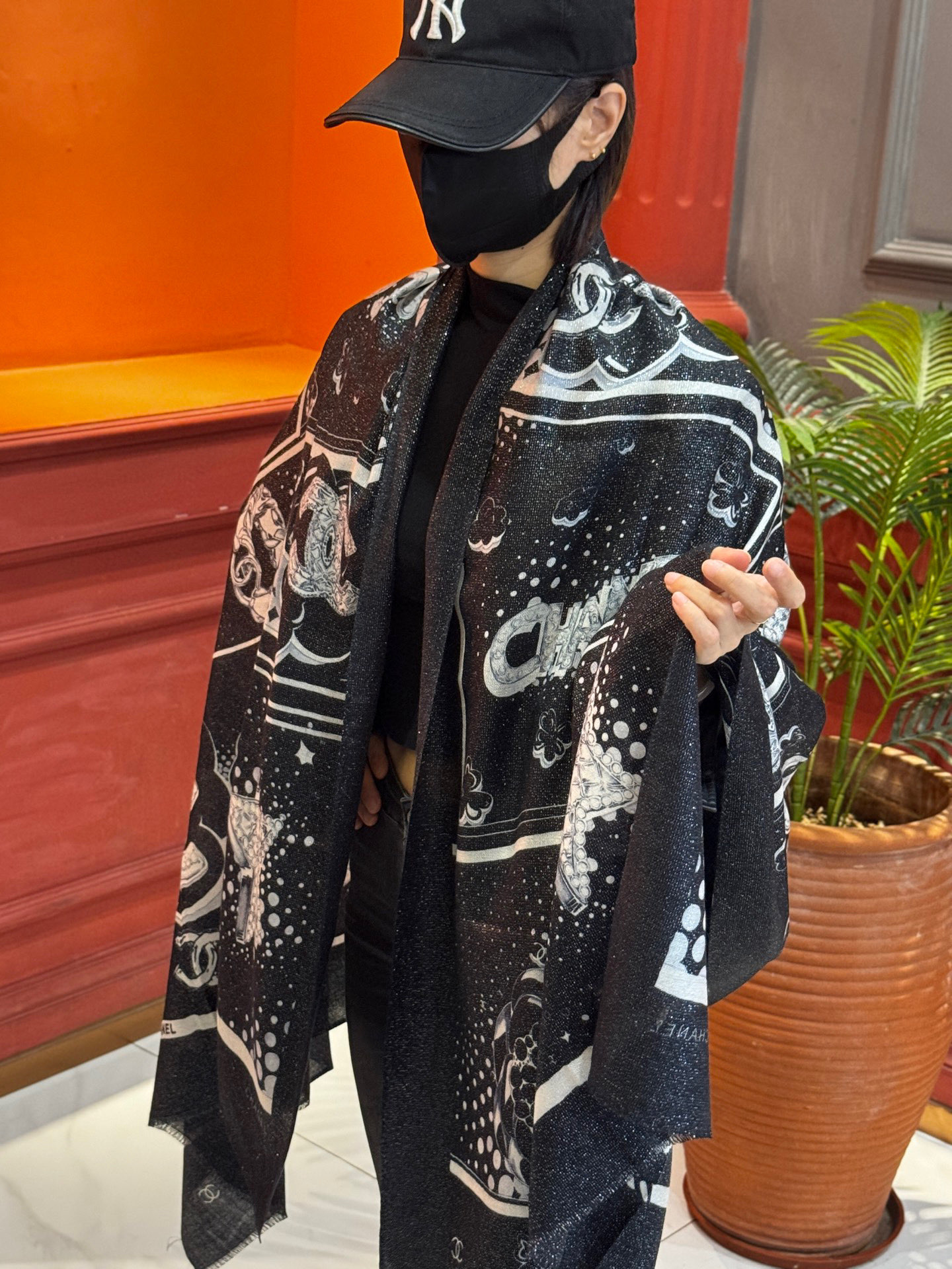 会发光发亮的围巾💟香奶奶专柜上新客供羊绒长巾👑👑 卖的超爆的，亮晶晶✨的银丝上身才会知道她的美，洋气、大