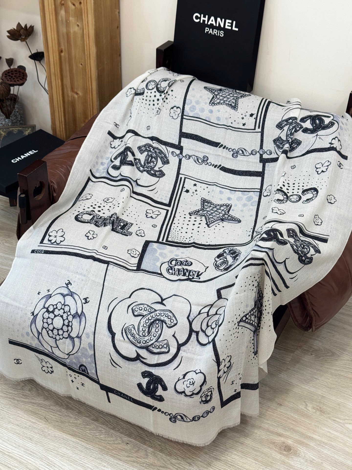 会发光发亮的围巾💟香奶奶专柜上新客供羊绒长巾👑👑 卖的超爆的，亮晶晶✨的银丝上身才会知道她的美，洋气、大