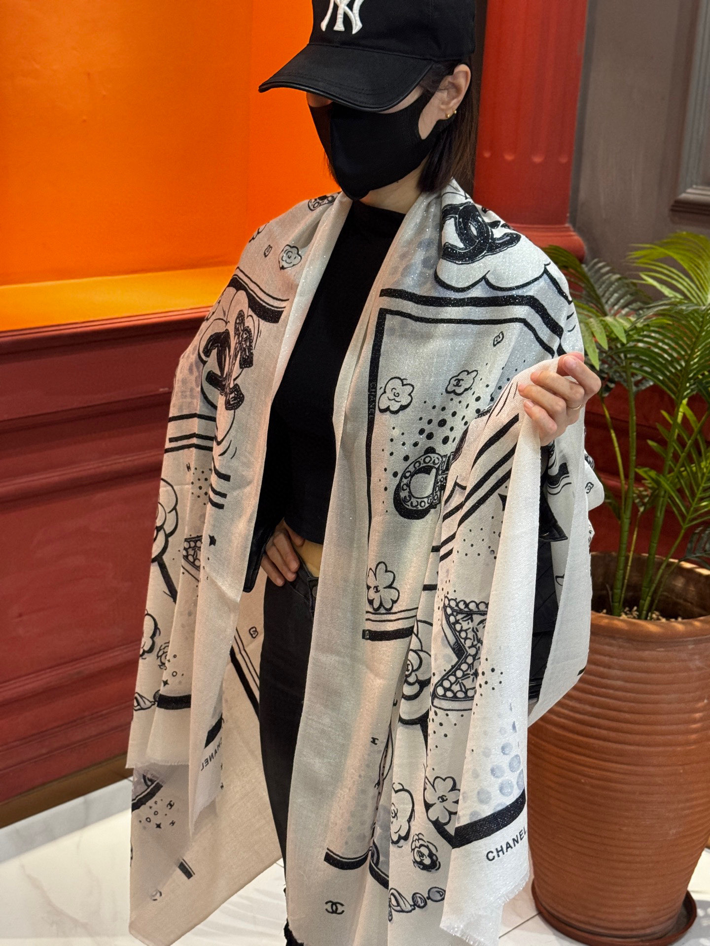 会发光发亮的围巾💟香奶奶专柜上新客供羊绒长巾👑👑 卖的超爆的，亮晶晶✨的银丝上身才会知道她的美，洋气、大