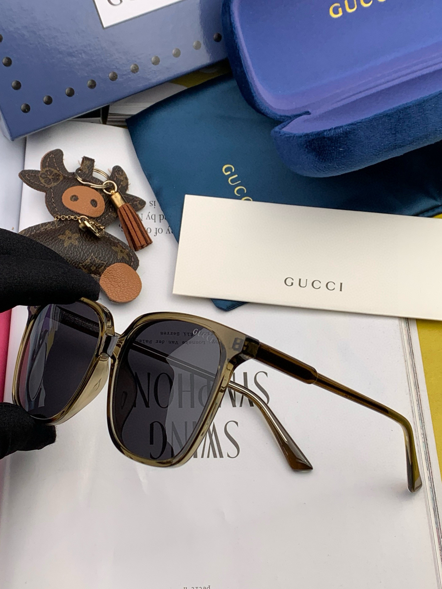 Gucci 情侣款 经典的方框设计，不挑脸型，无论搭配大衣还是连衣裙都非常显气质高清偏光镜片预防紫外线 