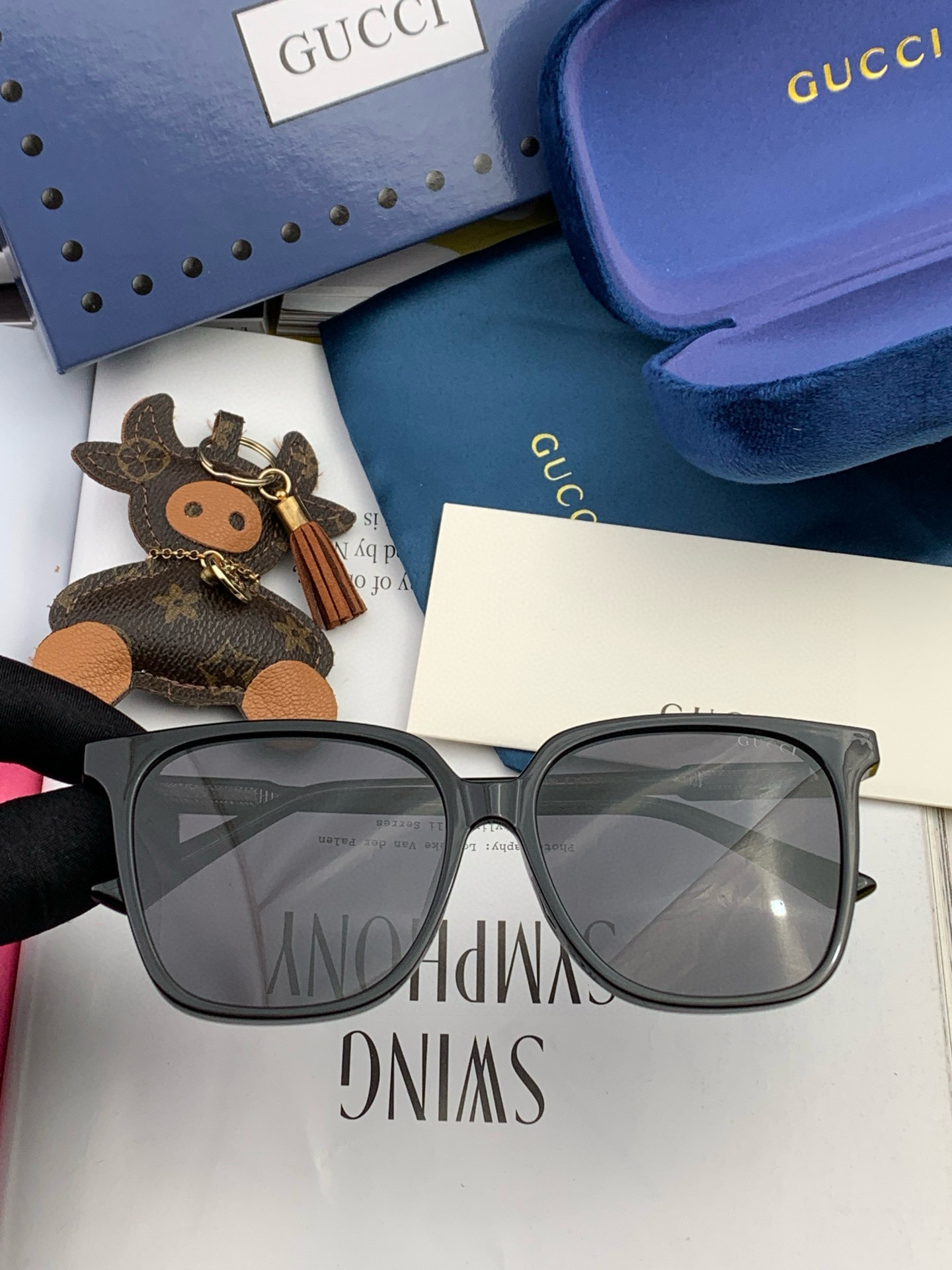 Gucci 情侣款 经典的方框设计，不挑脸型，无论搭配大衣还是连衣裙都非常显气质高清偏光镜片预防紫外线 