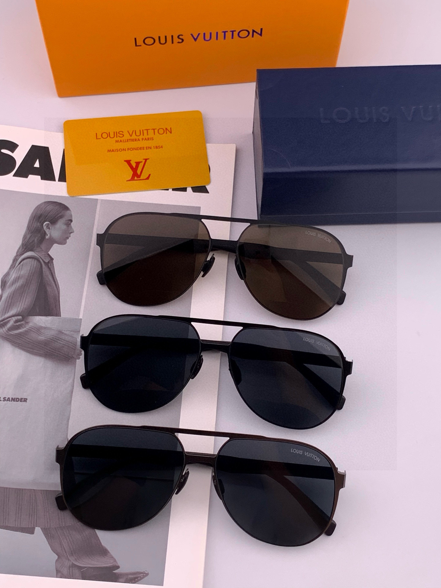 LV 男款炫彩飞行员偏光太阳镜 ❤️材质：高清尼龙加厚卡槽高清偏光镜片 🌹无边框镜架💕颜👍型号：L789