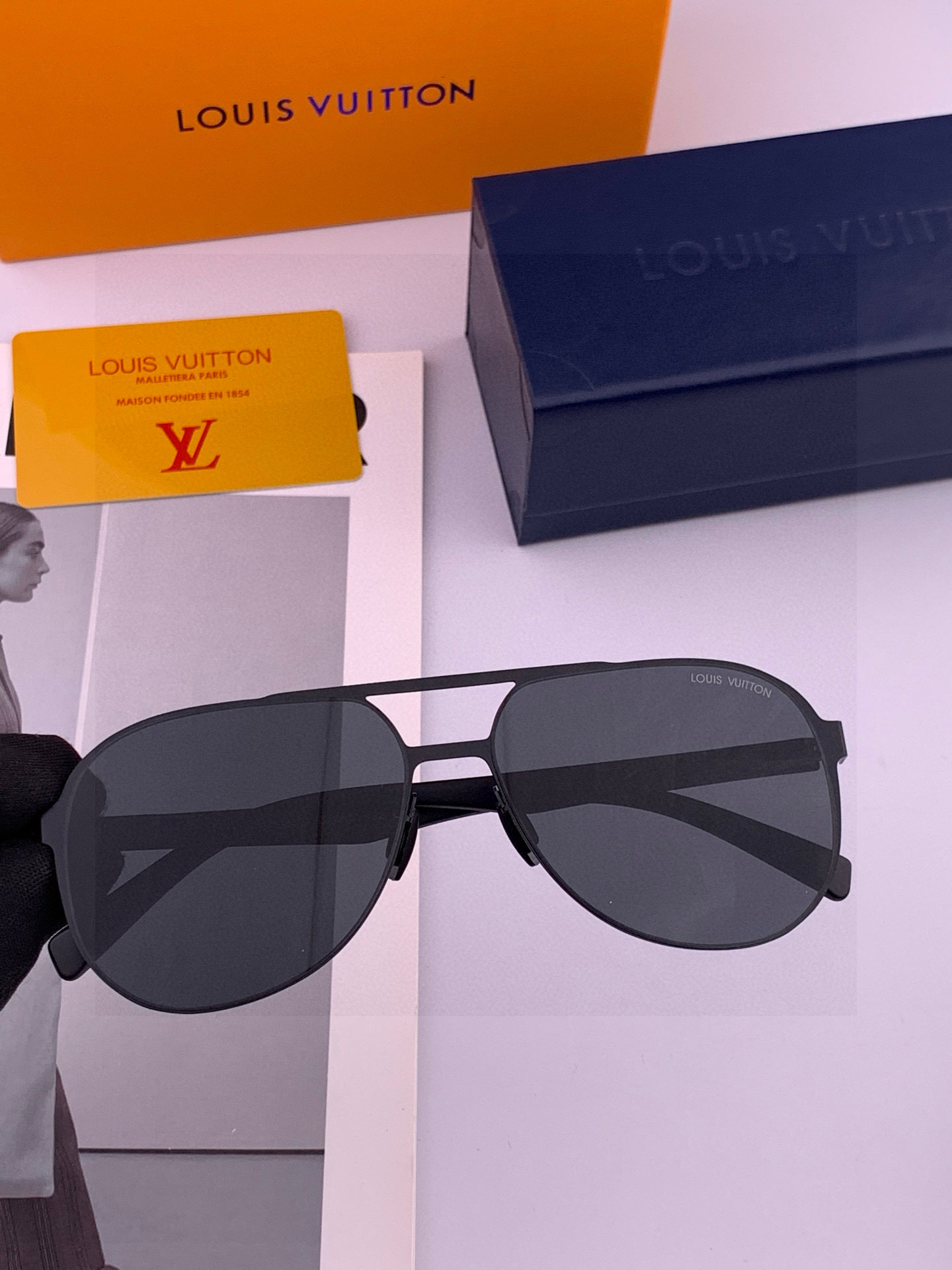 LV 男款炫彩飞行员偏光太阳镜 ❤️材质：高清尼龙加厚卡槽高清偏光镜片 🌹无边框镜架💕颜👍型号：L789