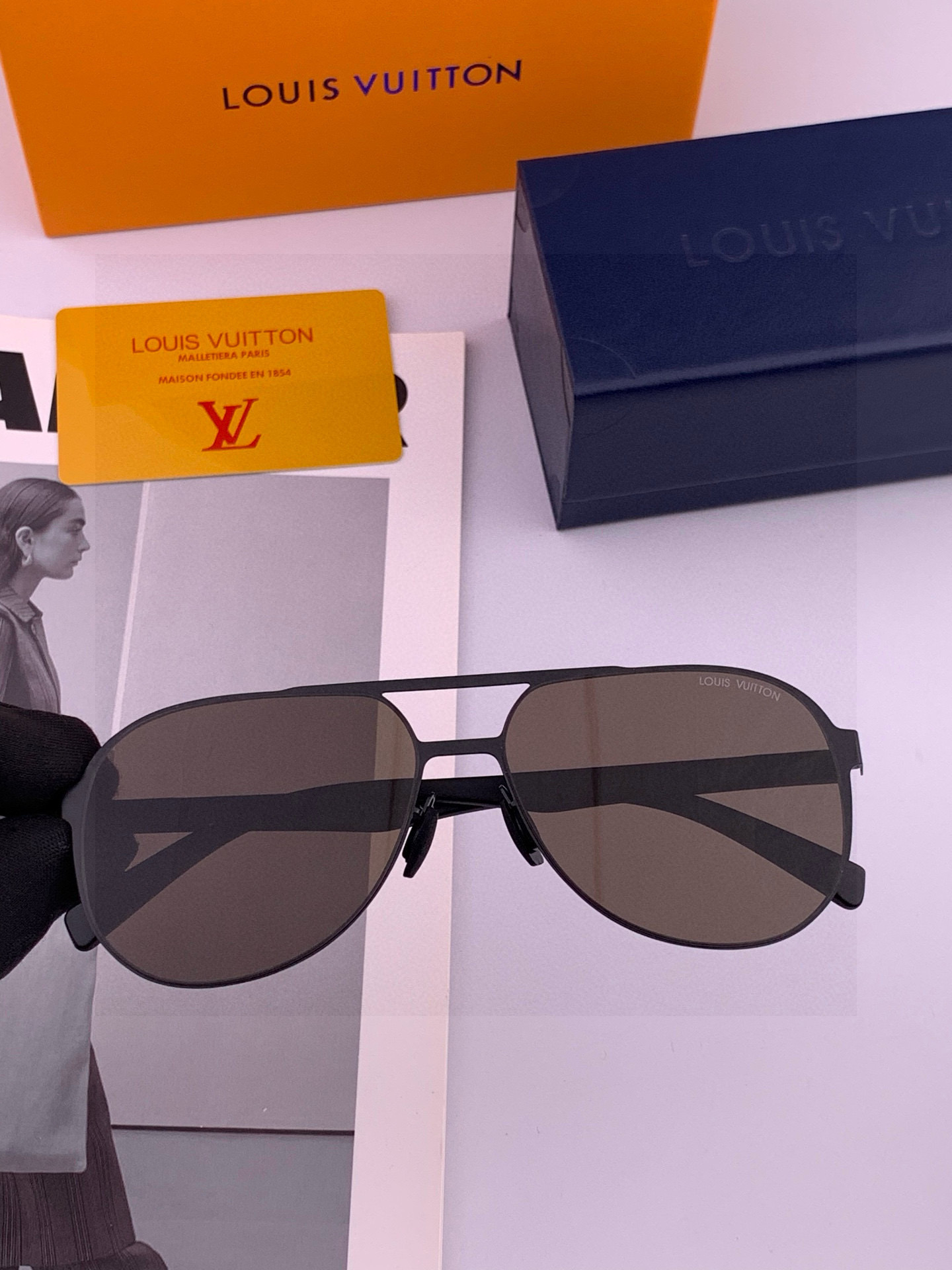 LV 男款炫彩飞行员偏光太阳镜 ❤️材质：高清尼龙加厚卡槽高清偏光镜片 🌹无边框镜架💕颜👍型号：L789
