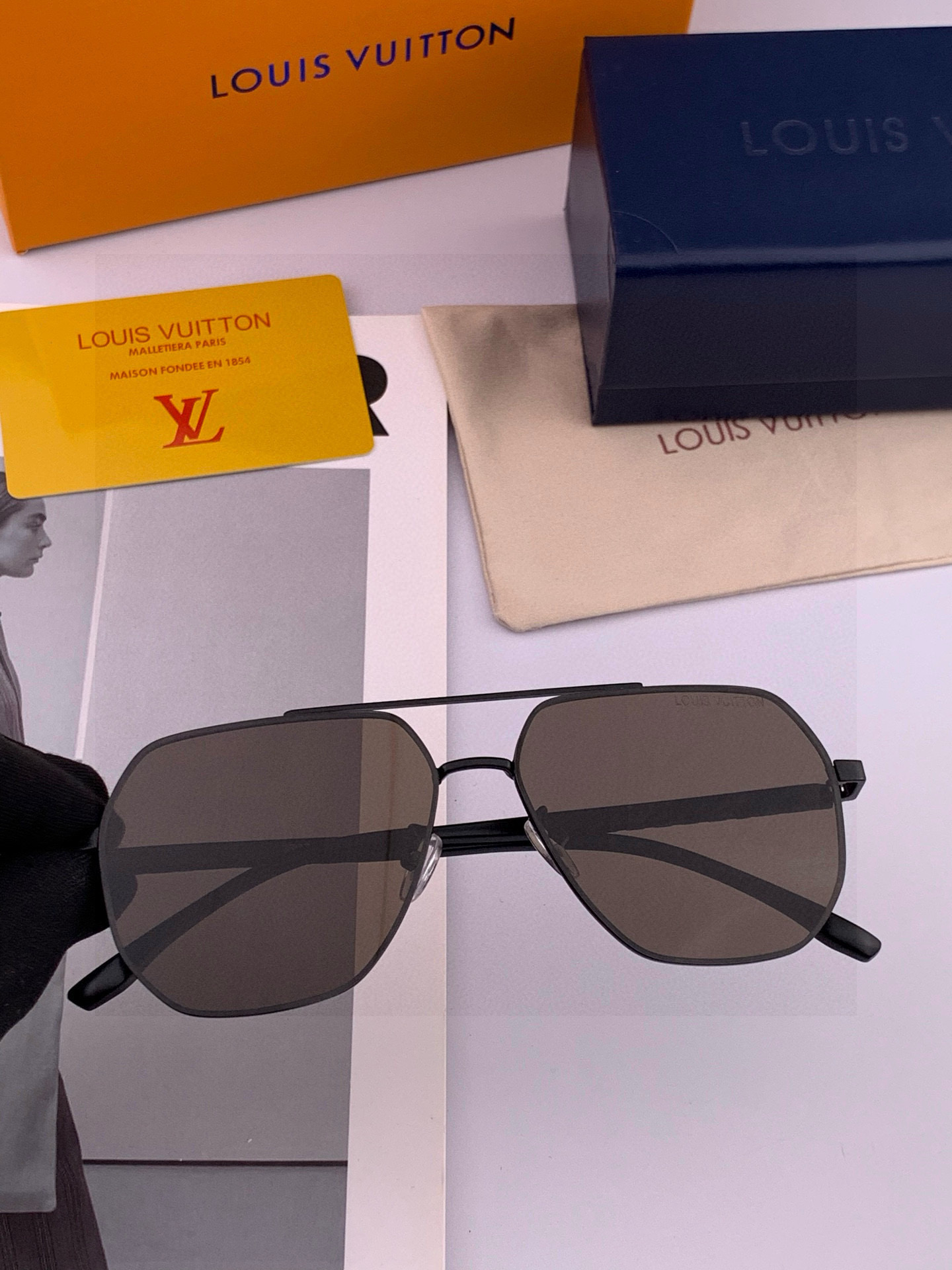 LV 男款炫彩飞行员偏光太阳镜 ❤️材质：高清尼龙加厚卡槽高清偏光镜片 🌹无边框镜架💕颜👍型号：L089