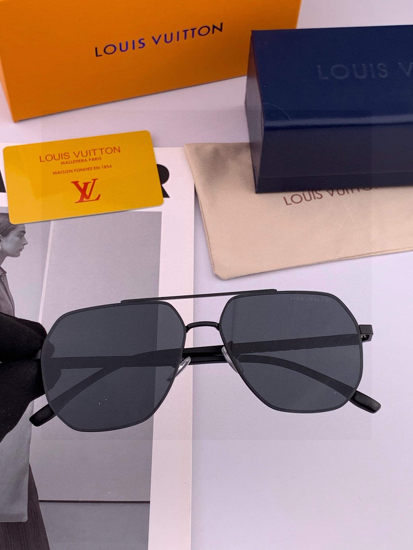 LV 男款炫彩飞行员偏光太阳镜 ❤️材质：高清尼龙加厚卡槽高清偏光镜片 🌹无边框镜架💕颜👍型号：L089