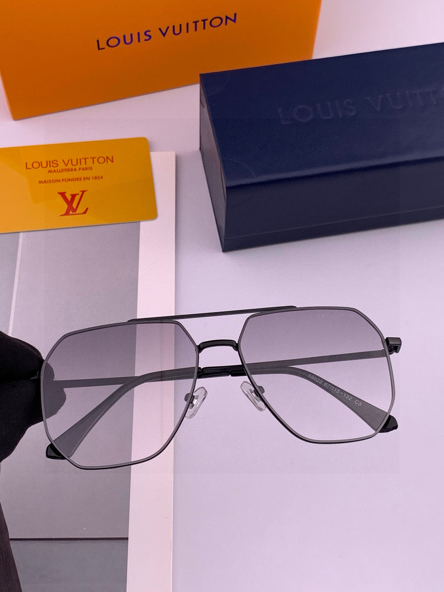 LV 男款炫彩飞行员偏光太阳镜 ❤️材质：高清尼龙加厚卡槽高清偏光镜片 🌹无边框镜架💕颜👍型号：L389
