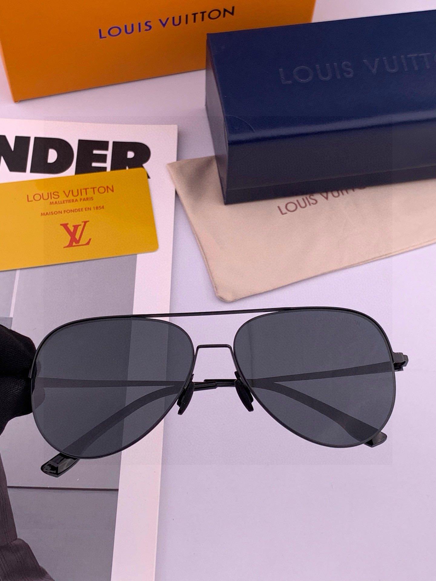 LV 男款炫彩飞行员偏光太阳镜 ❤️材质：高清尼龙加厚卡槽高清偏光镜片 🌹无边框镜架💕颜👍型号：L589