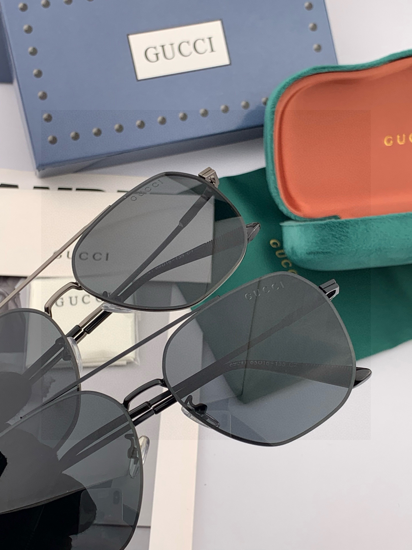 LV 男款炫彩飞行员偏光太阳镜 ❤️材质：高清尼龙加厚卡槽高清偏光镜片 🌹无边框镜架💕颜👍型号：L189